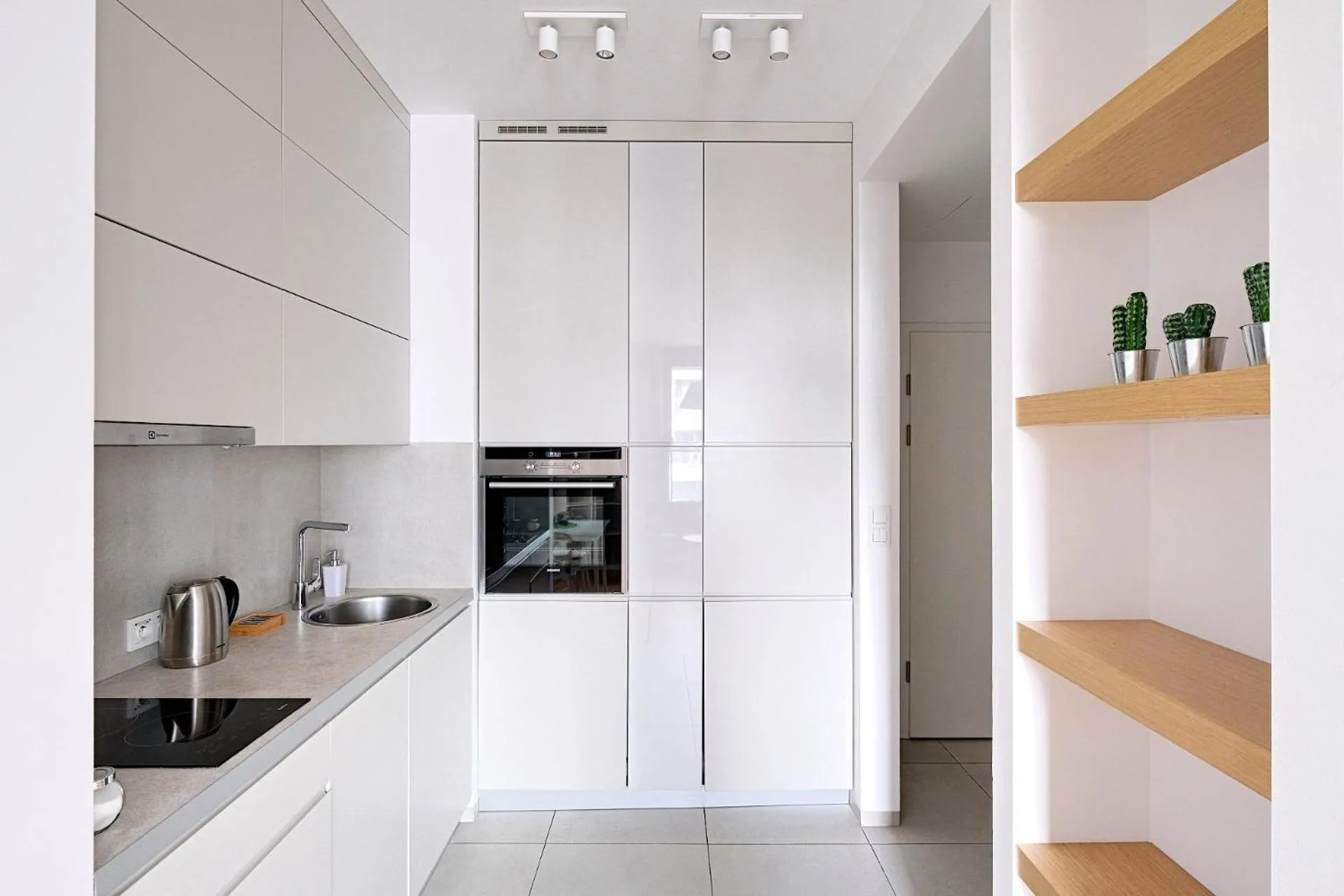 Kitchen or kitchenette in ApartHotel Kolejowa Apartamenty