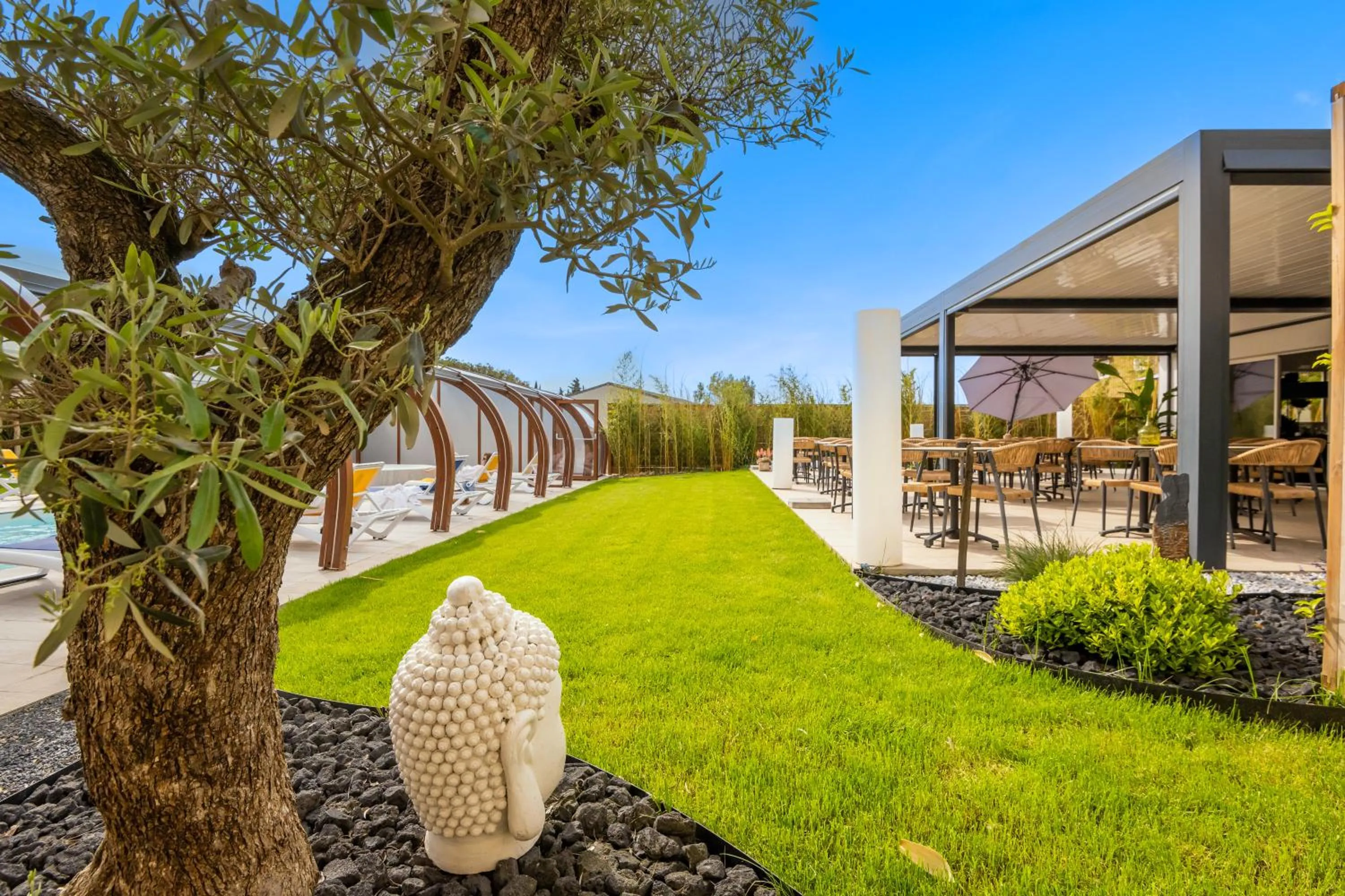 Patio in LOGIS Hôtel Restaurant Le Clos Fleuri