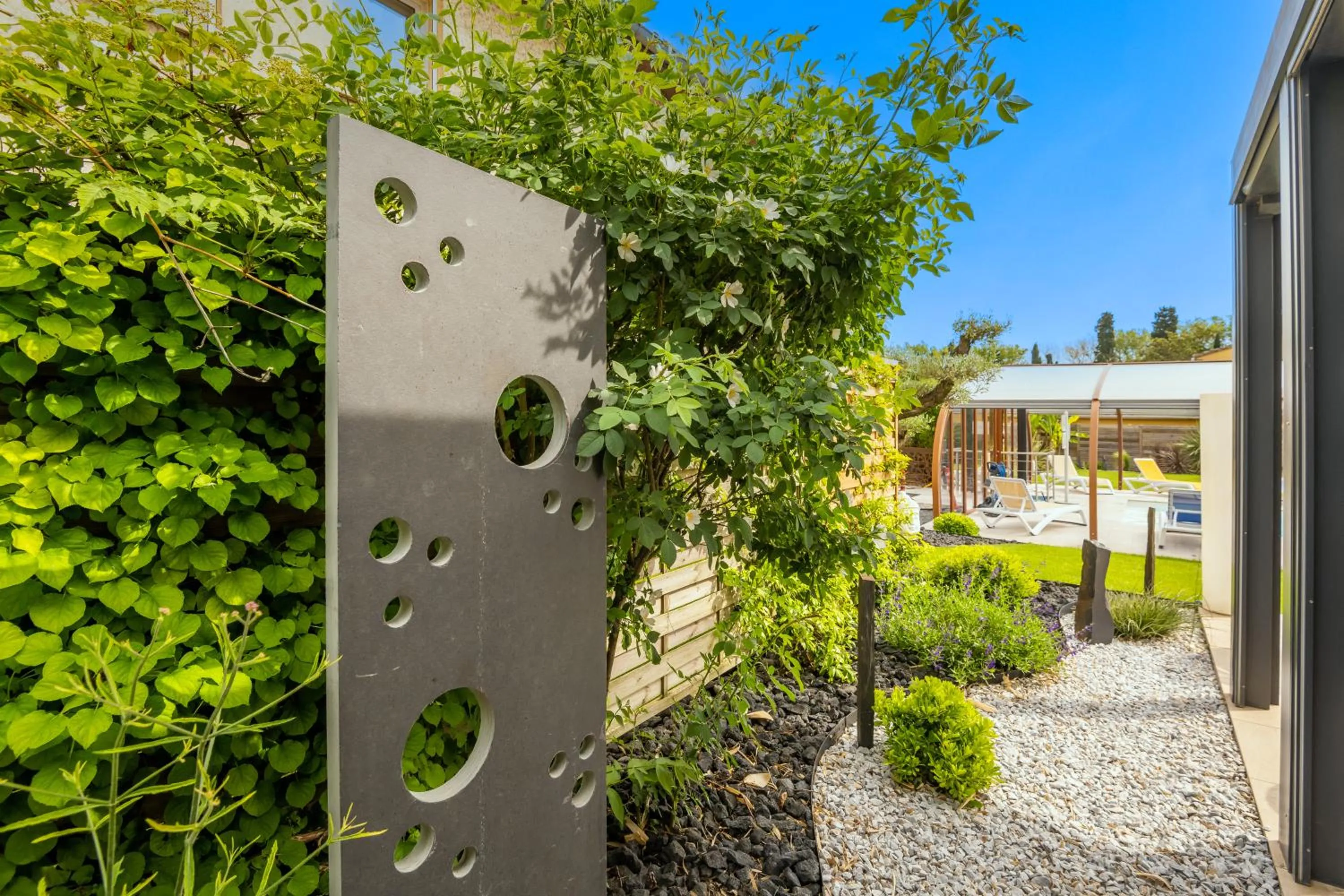 Garden in LOGIS Hôtel Restaurant Le Clos Fleuri