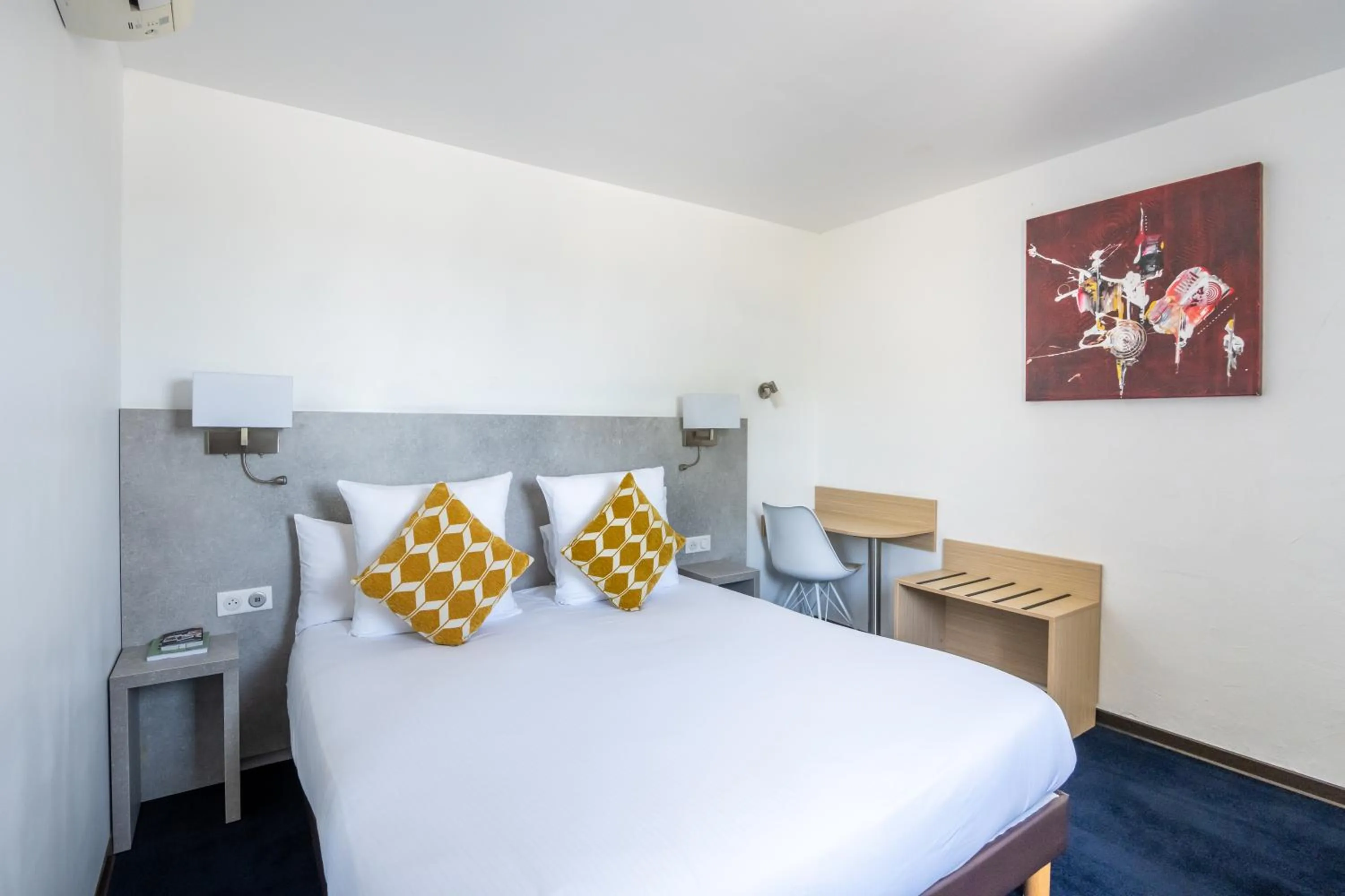 Bedroom, Bed in LOGIS Hôtel Restaurant Le Clos Fleuri