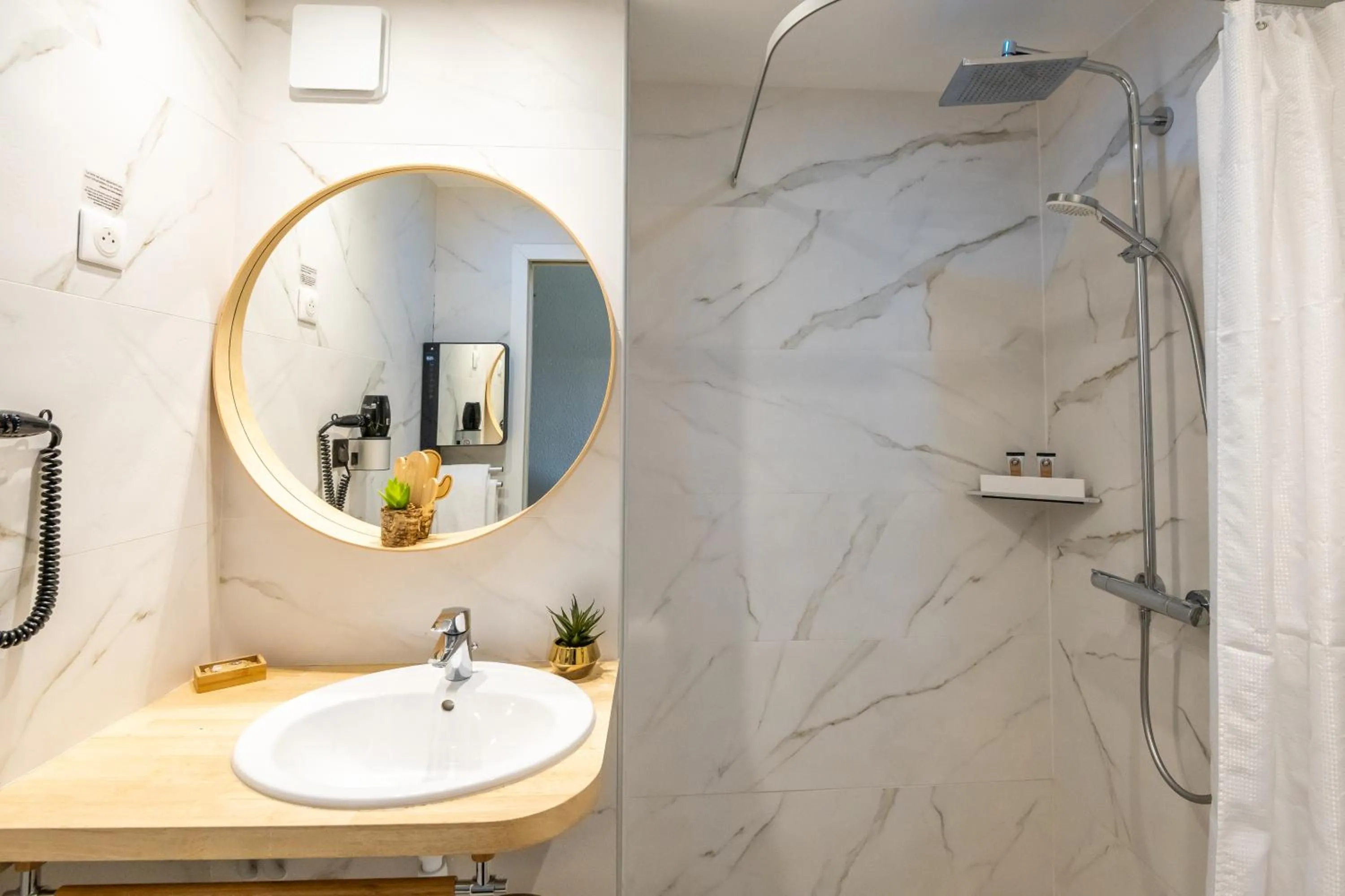 Bathroom in LOGIS Hôtel Restaurant Le Clos Fleuri