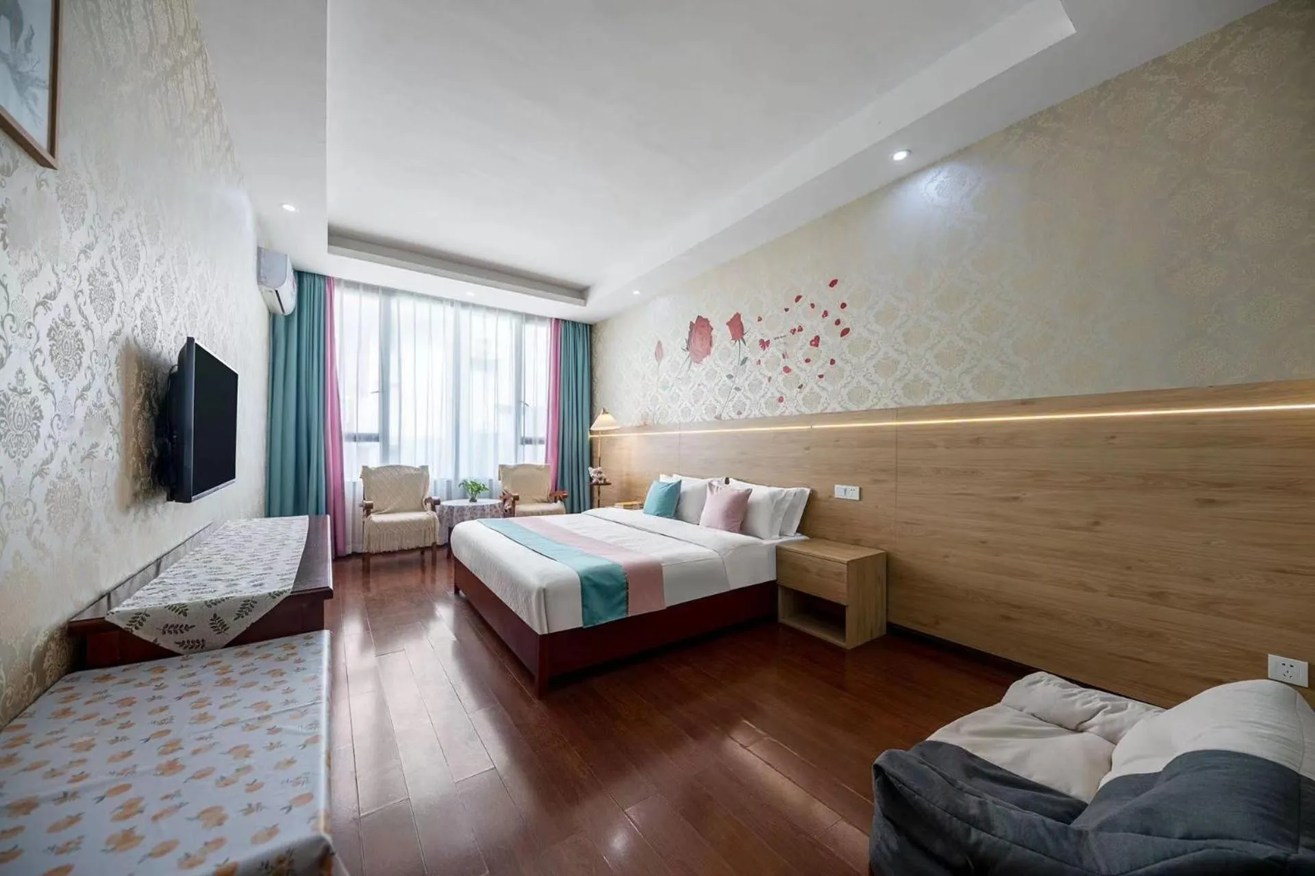 Bed in Emeishan Hongzhao Hotel