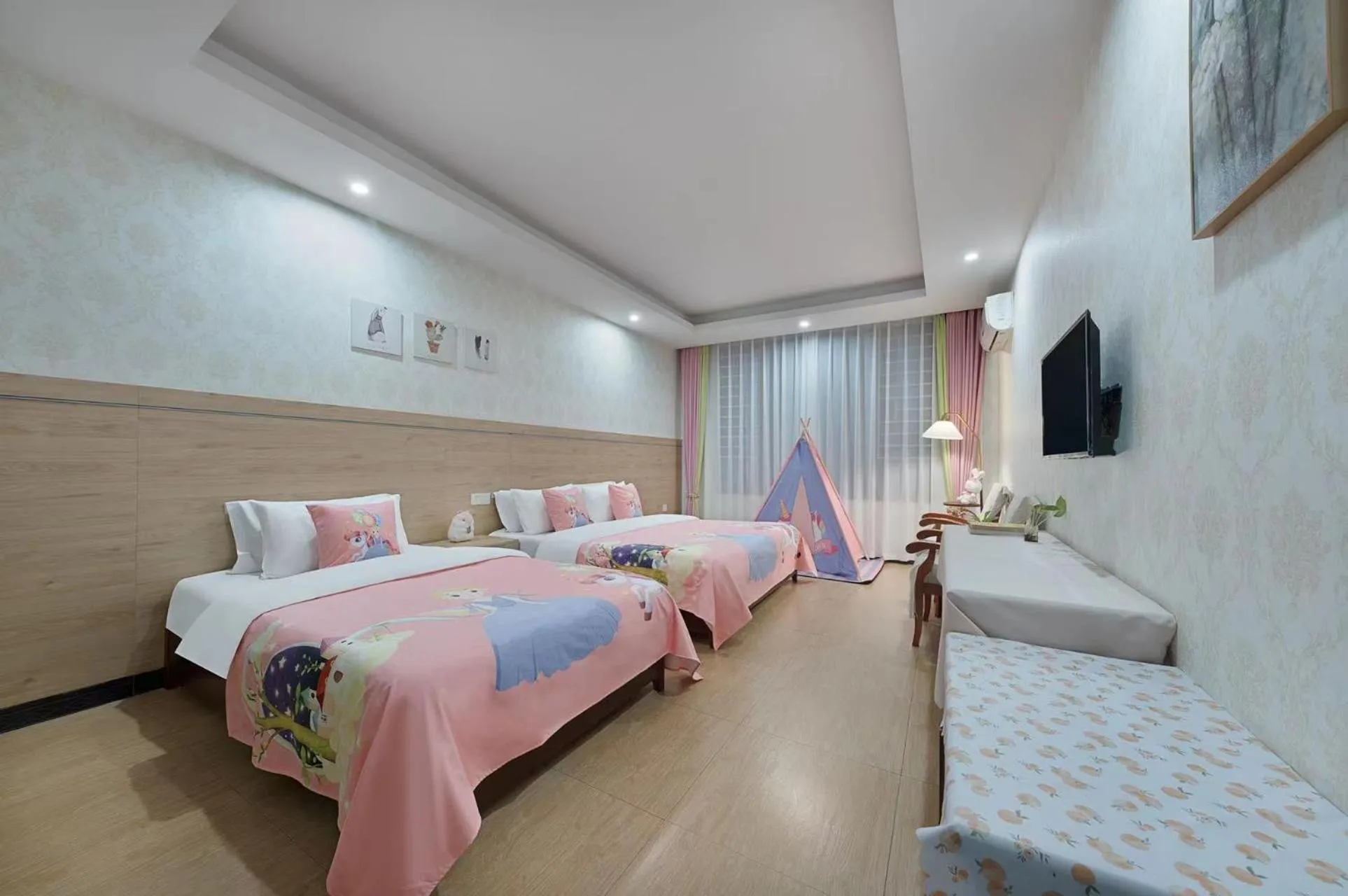 Bed in Emeishan Hongzhao Hotel