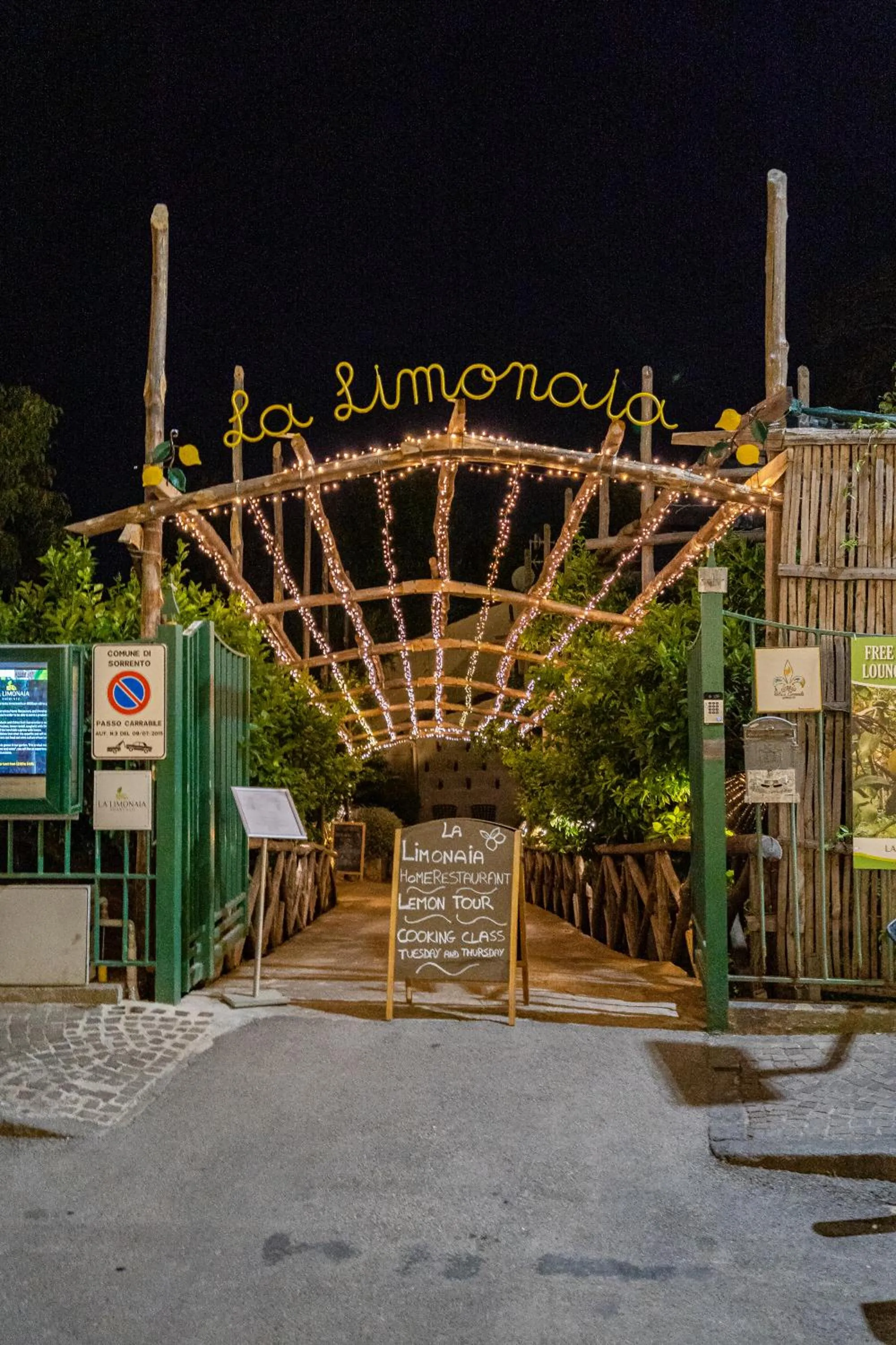 Property building in Relais Correale Rooms & Garden