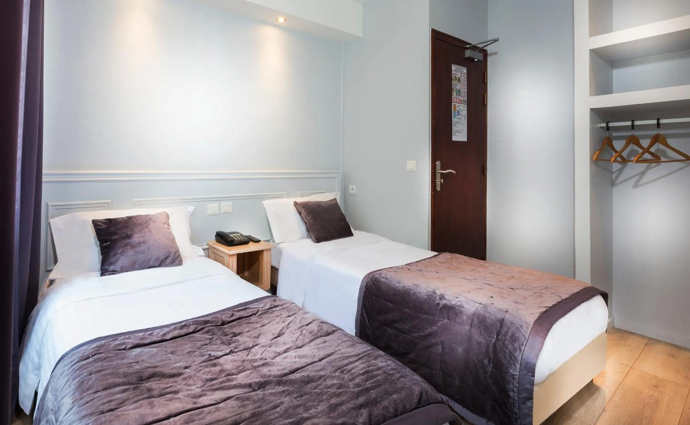 Bedroom, Bed in Hôtel Du Brésil