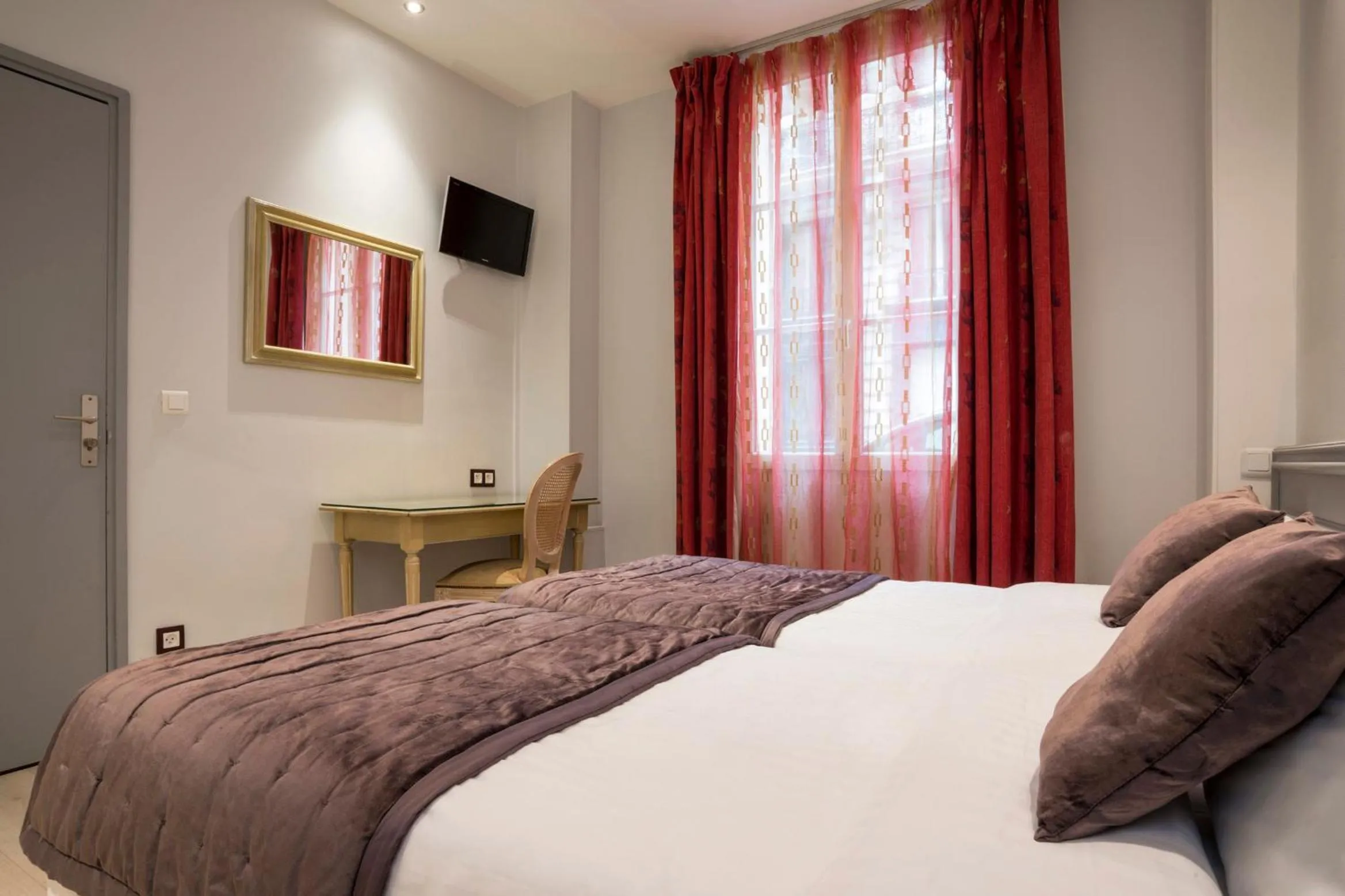 Bedroom, Bed in Hôtel Du Brésil