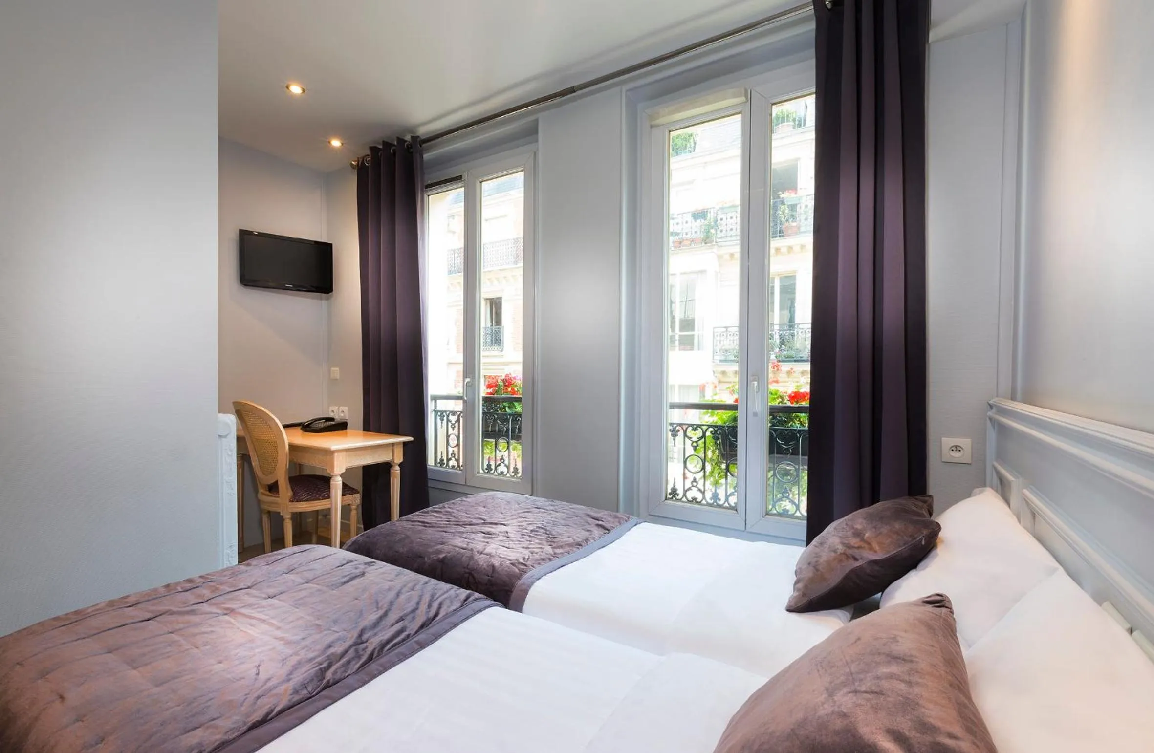 Bedroom, Bed in Hôtel Du Brésil