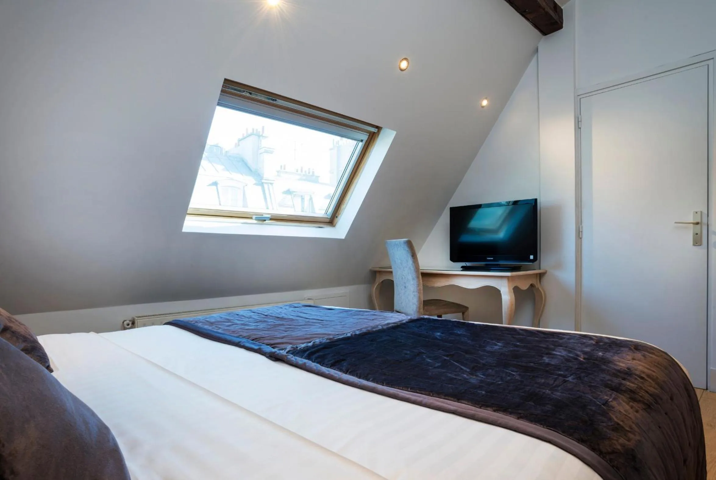 Bedroom, Bed in Hôtel Du Brésil