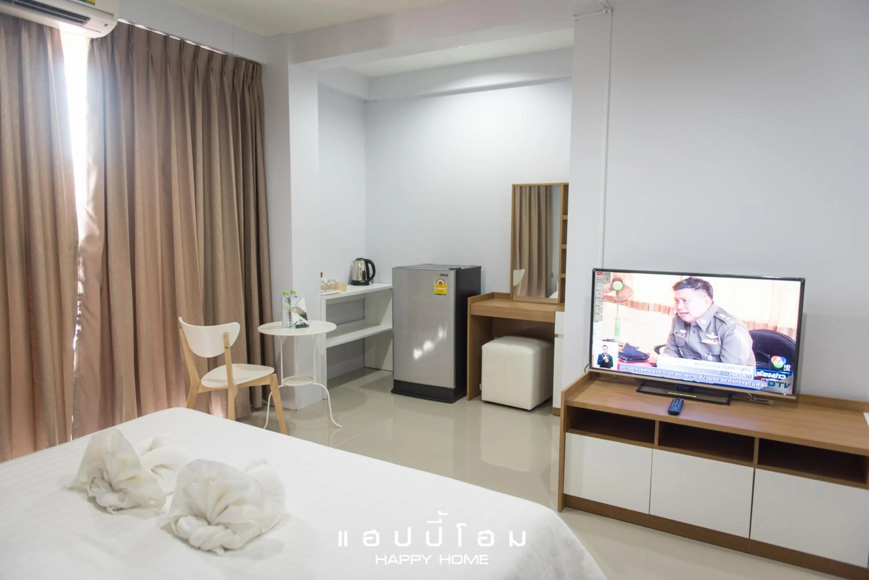 Photo of the whole room, Bed in Happy Home