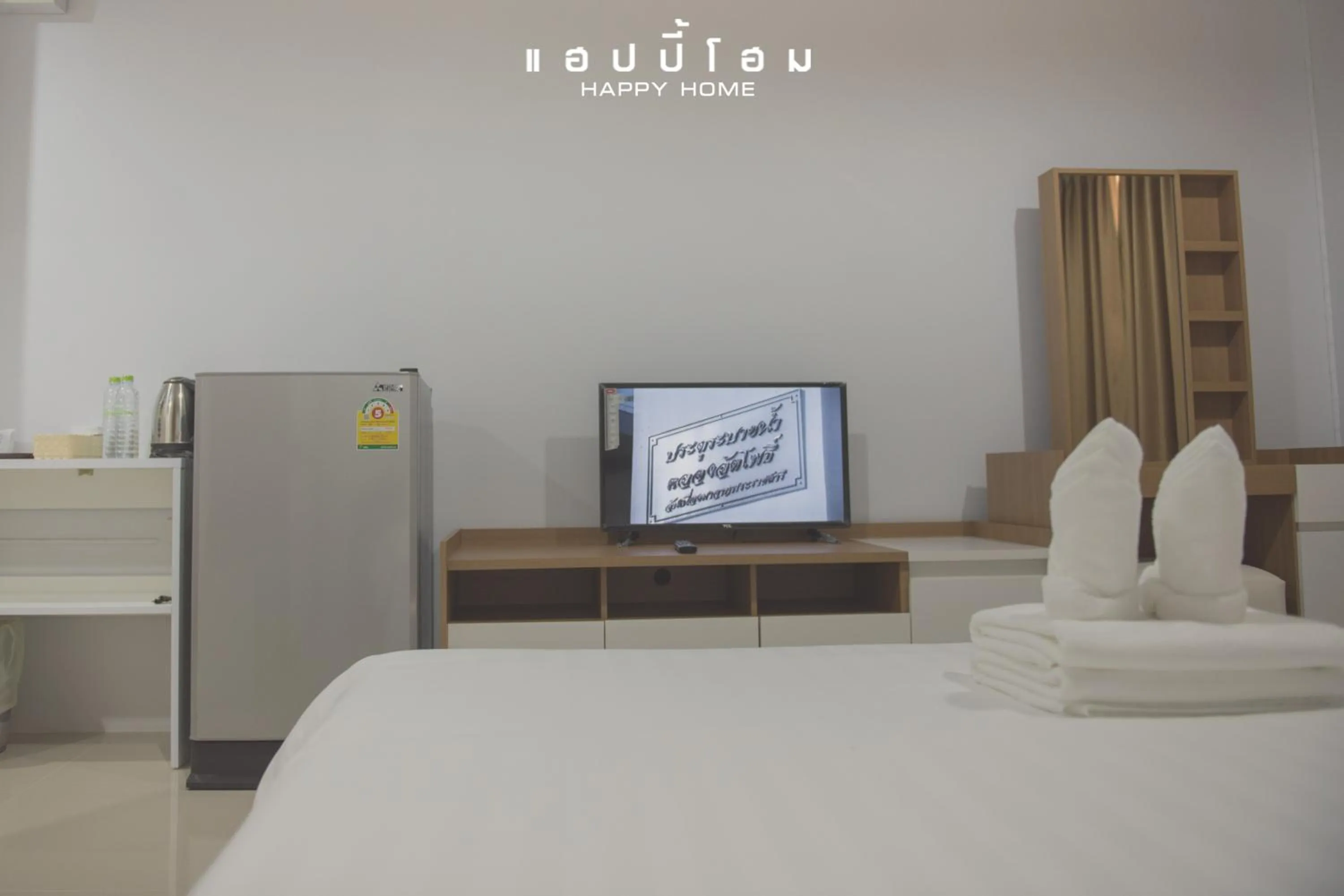 Photo of the whole room, Bed in Happy Home