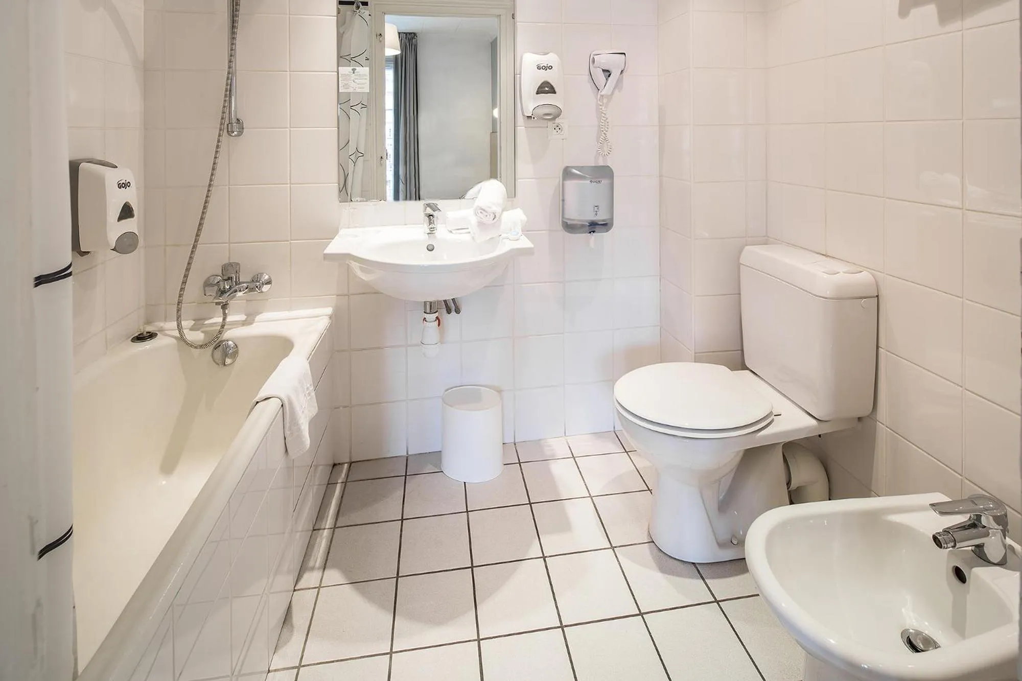 Toilet in Hôtel Notre Dame de France