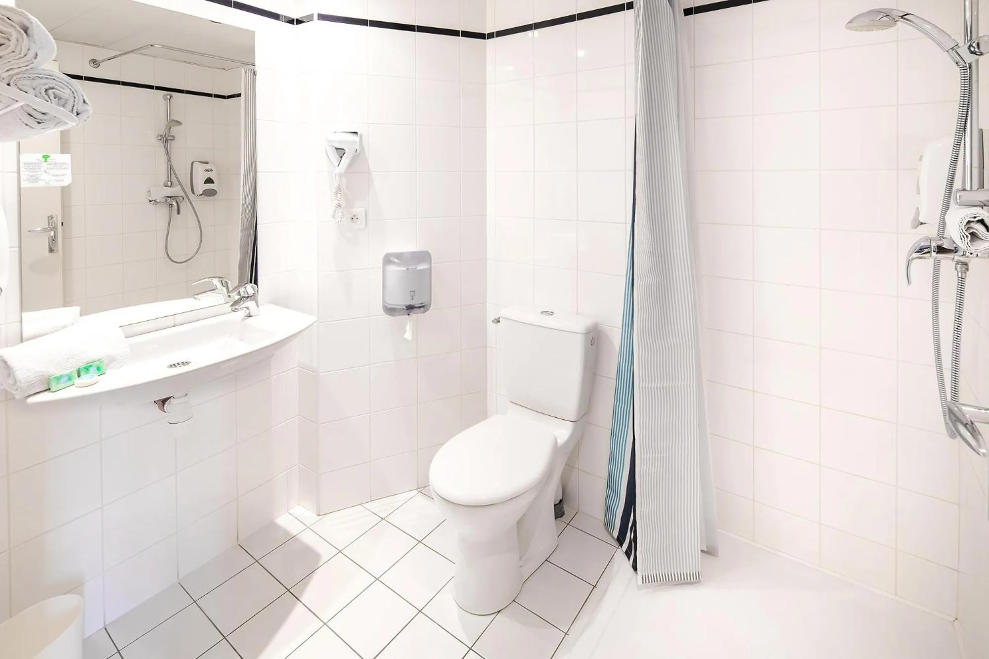 Shower in Hôtel Notre Dame de France