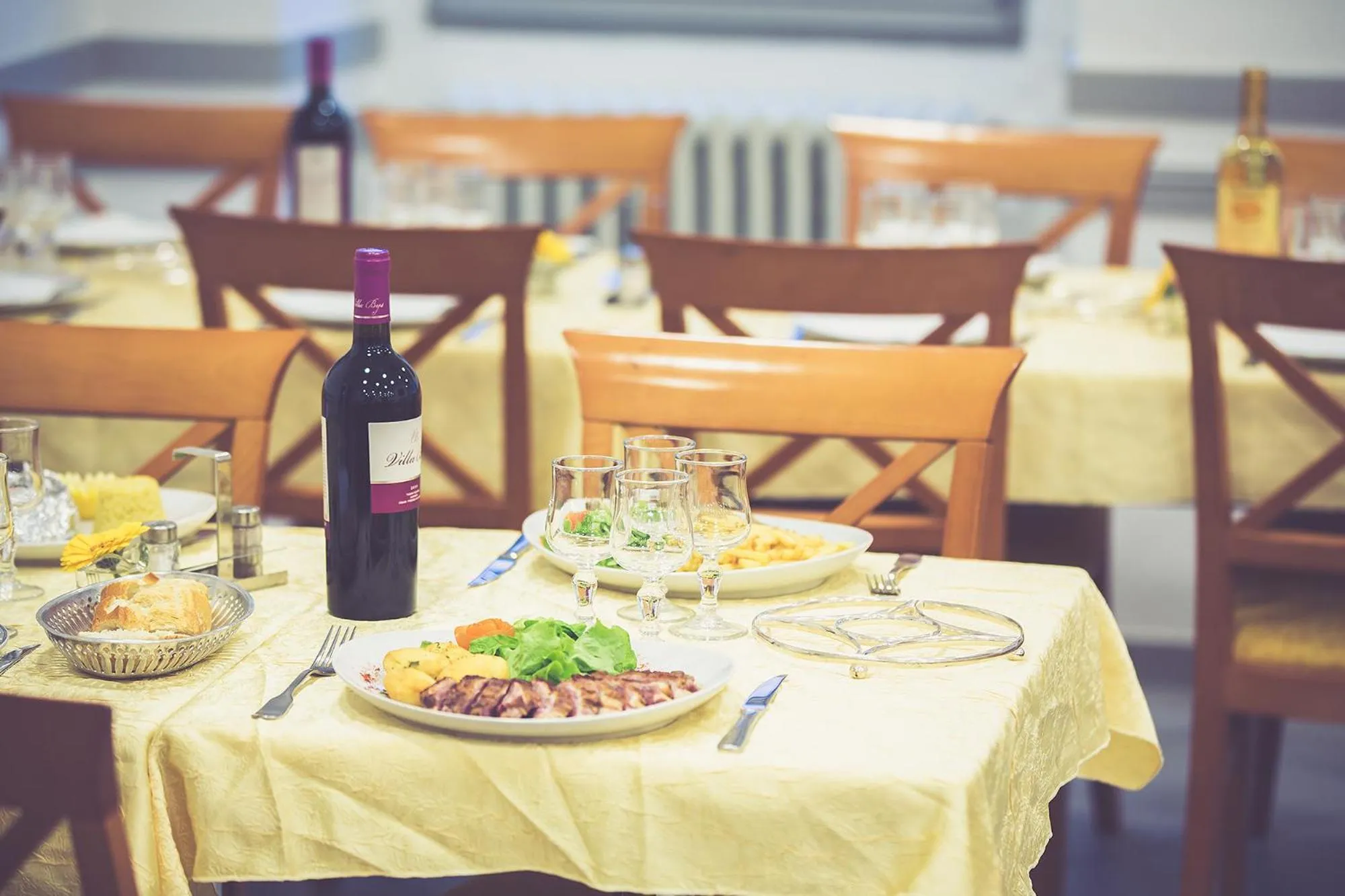 Restaurant/places to eat in Hôtel Notre Dame de France