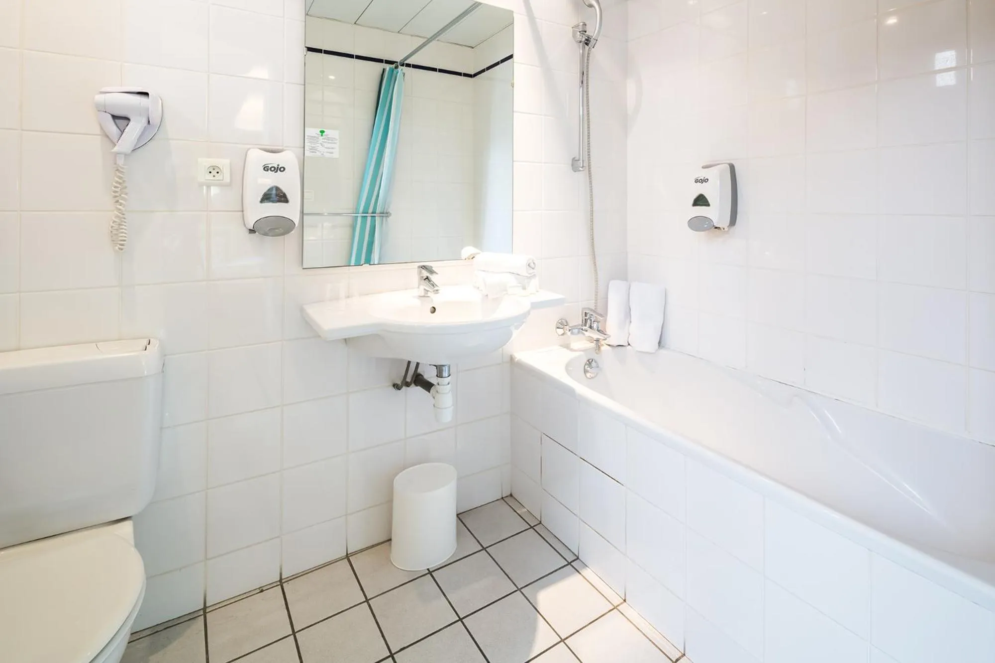 Toilet in Hôtel Notre Dame de France