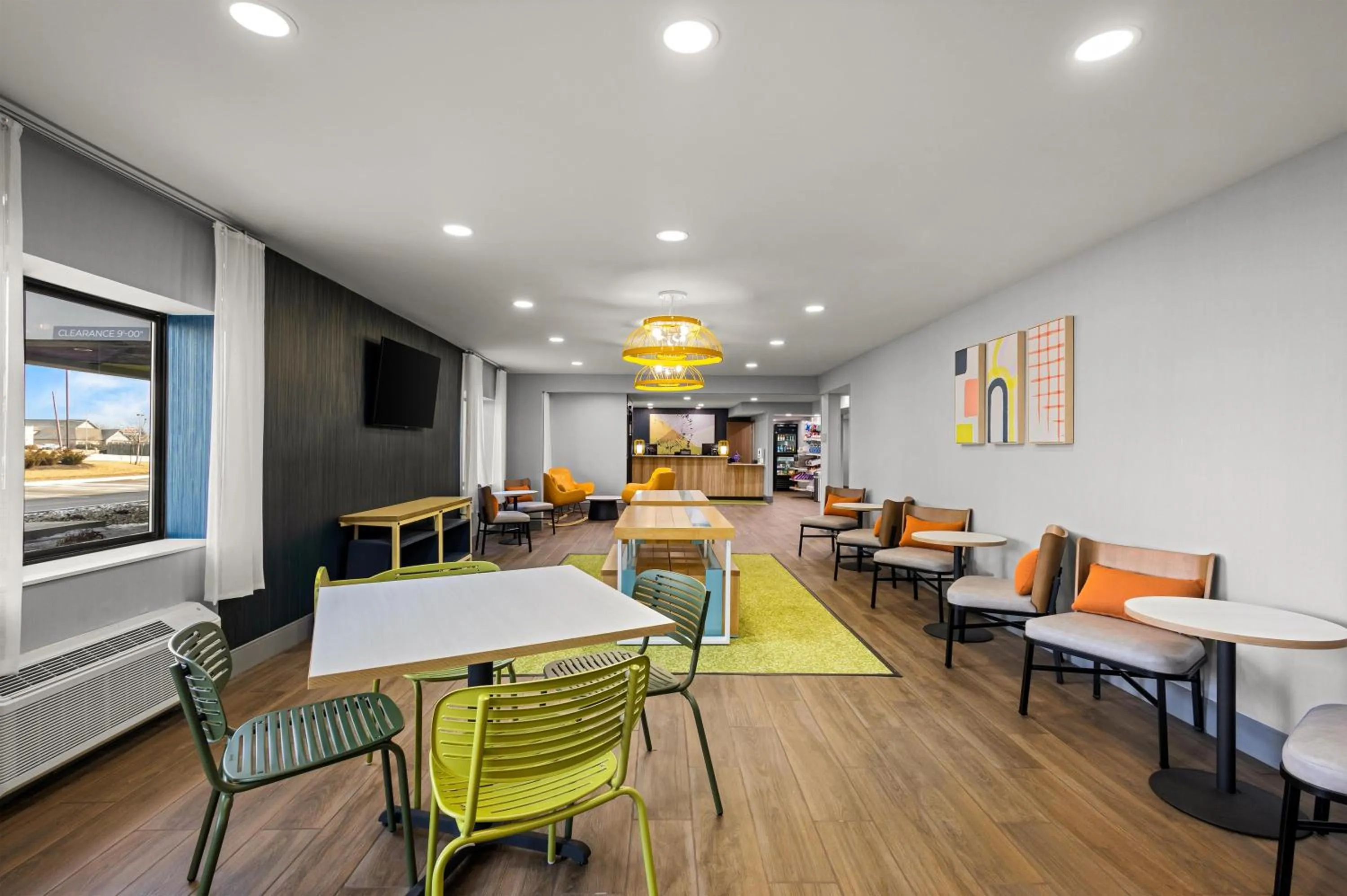 Dining area in Spark By Hilton Fort Wayne