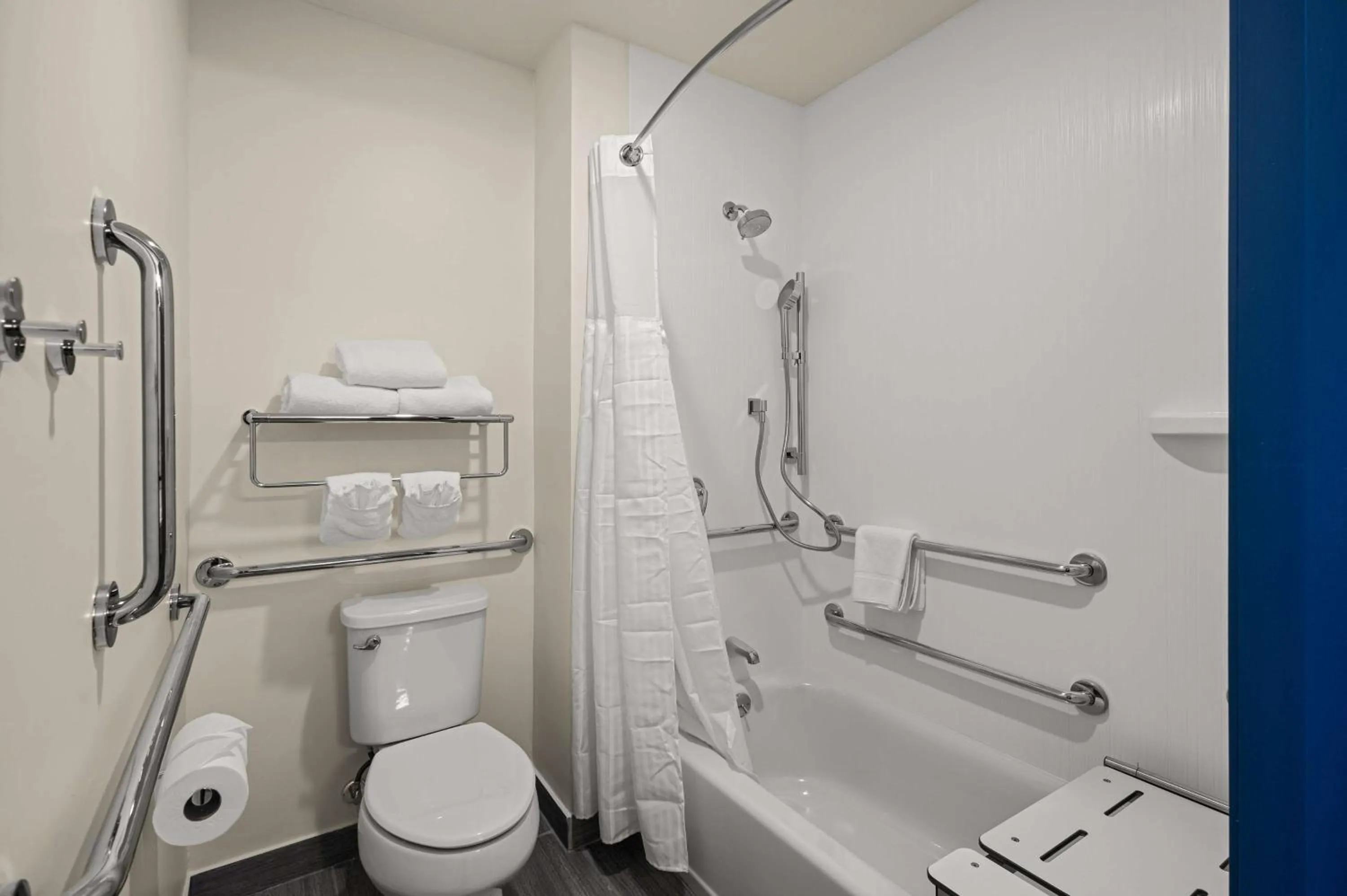 Bath, Bathroom in FORT Inn