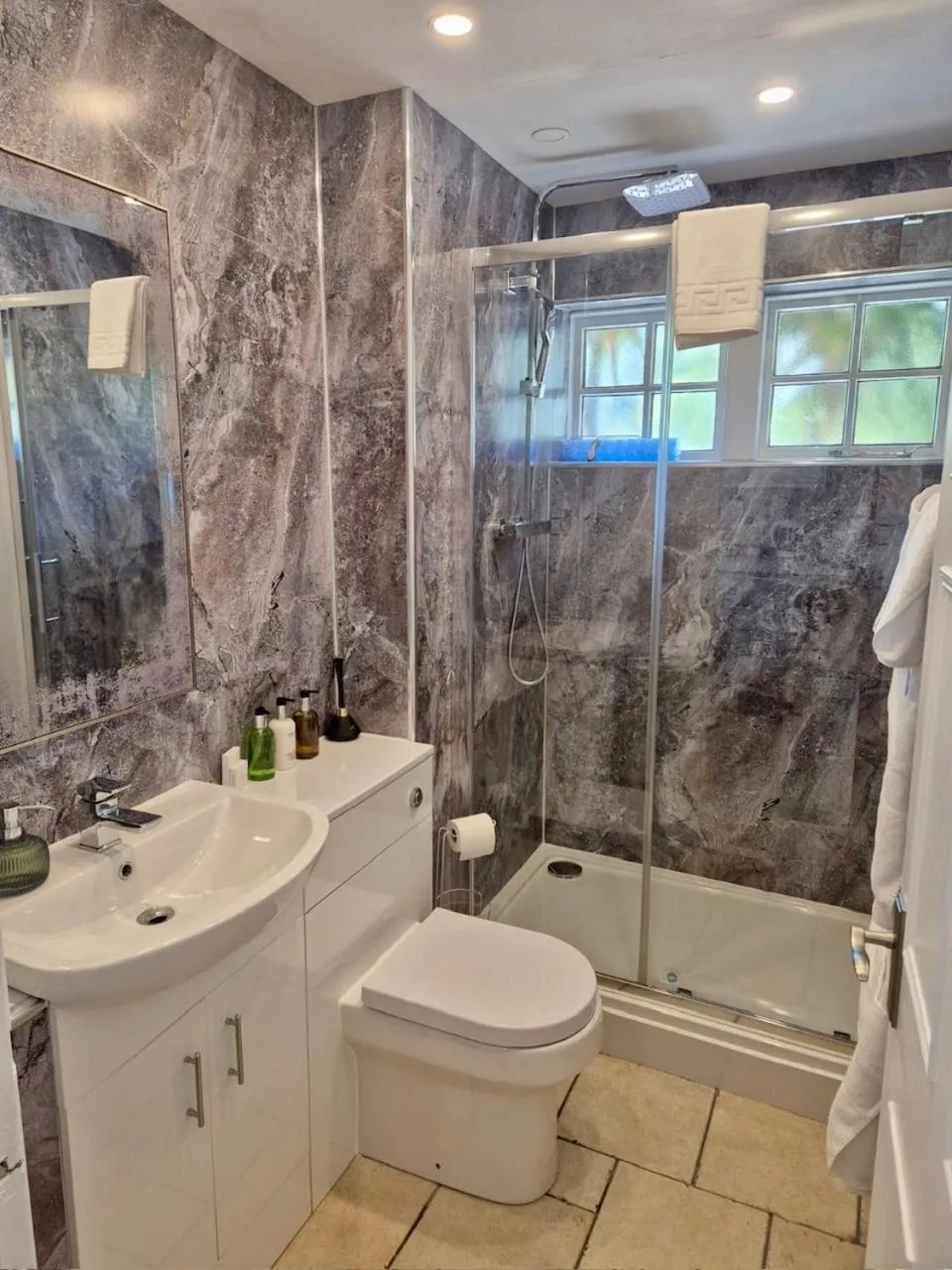 Castle Hotel & Apartments