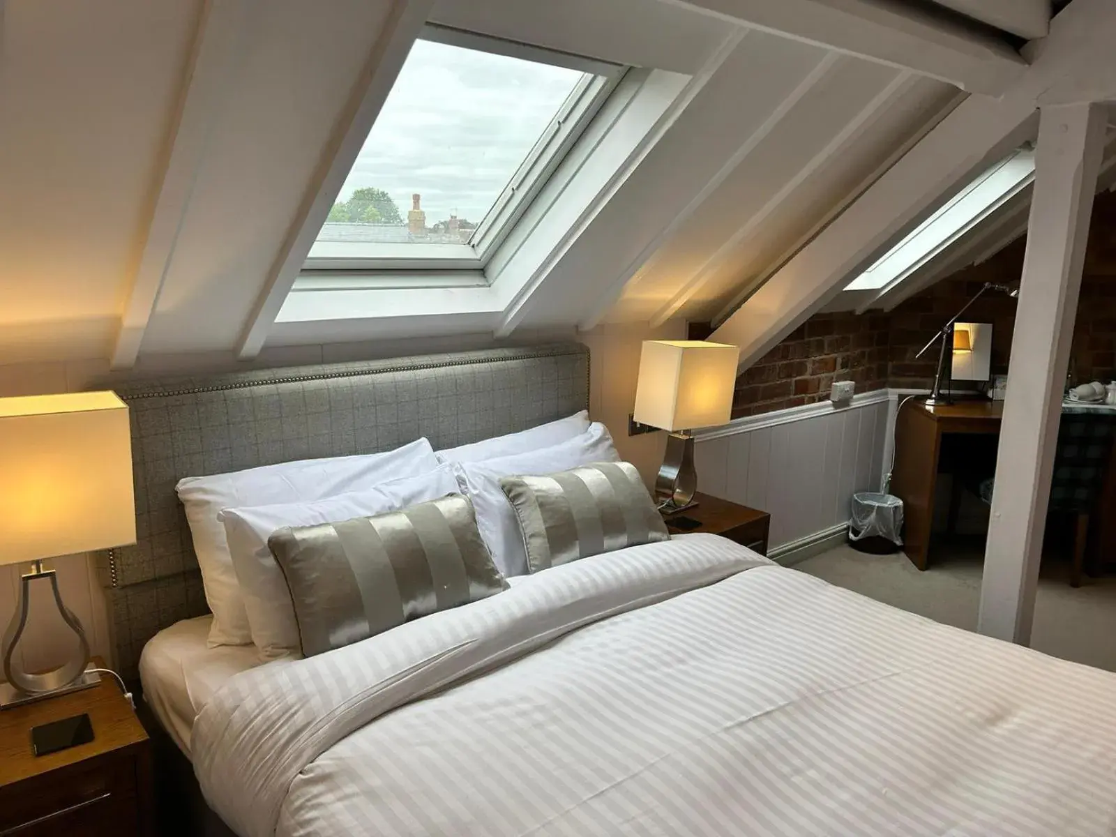 Deluxe King Room in Castle Hotel & Apartments Deluxe King Room in Castle Hotel & Apartments