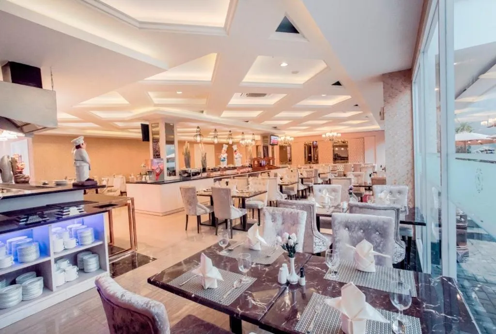 Restaurant/places to eat in Savero Hotel Depok