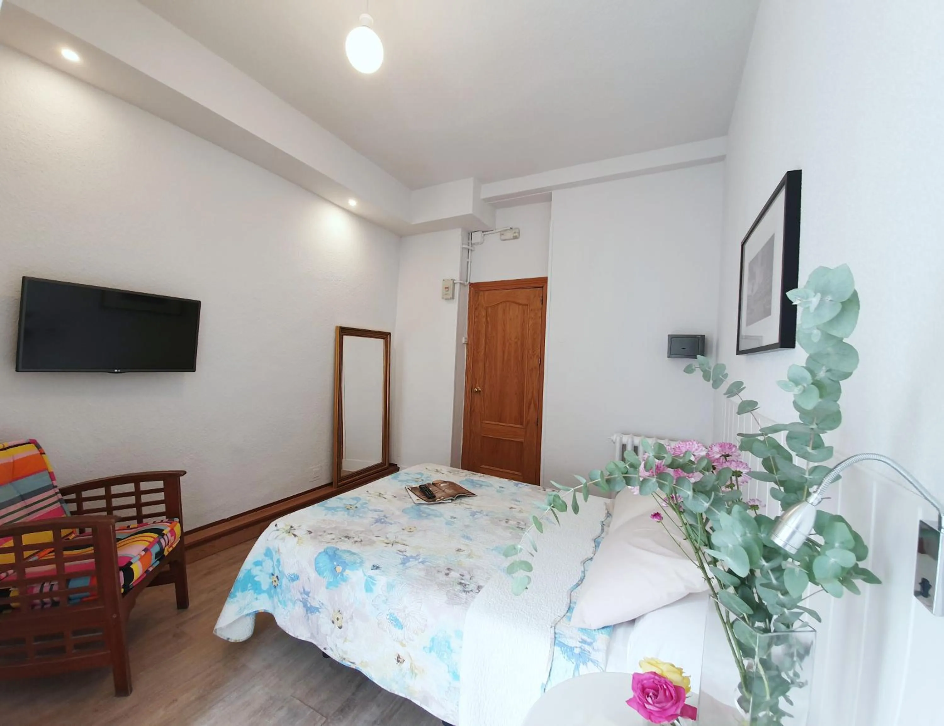 TV and multimedia, Bed in Hostal Alicante