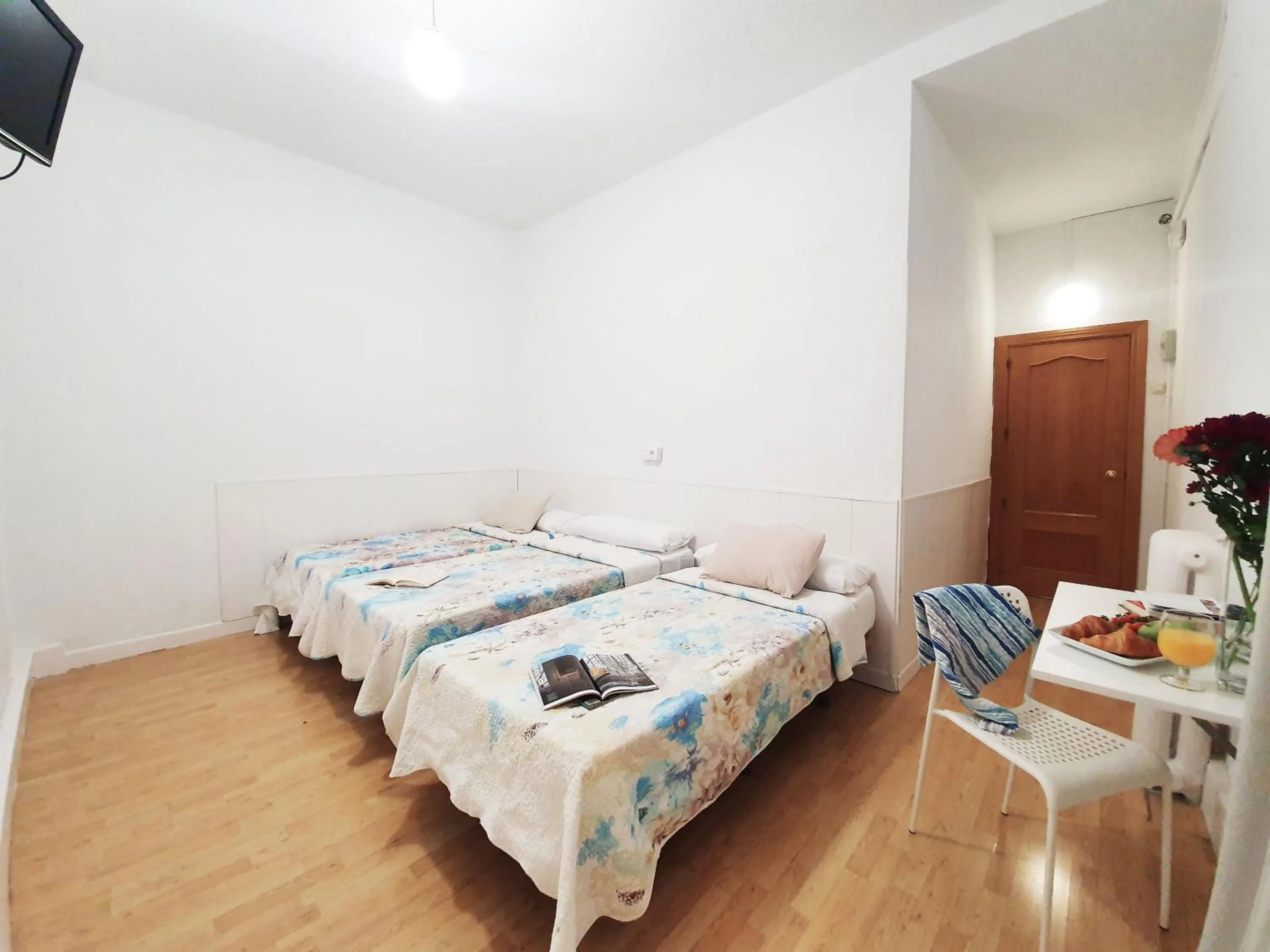 Photo of the whole room, Bed in Hostal Alicante