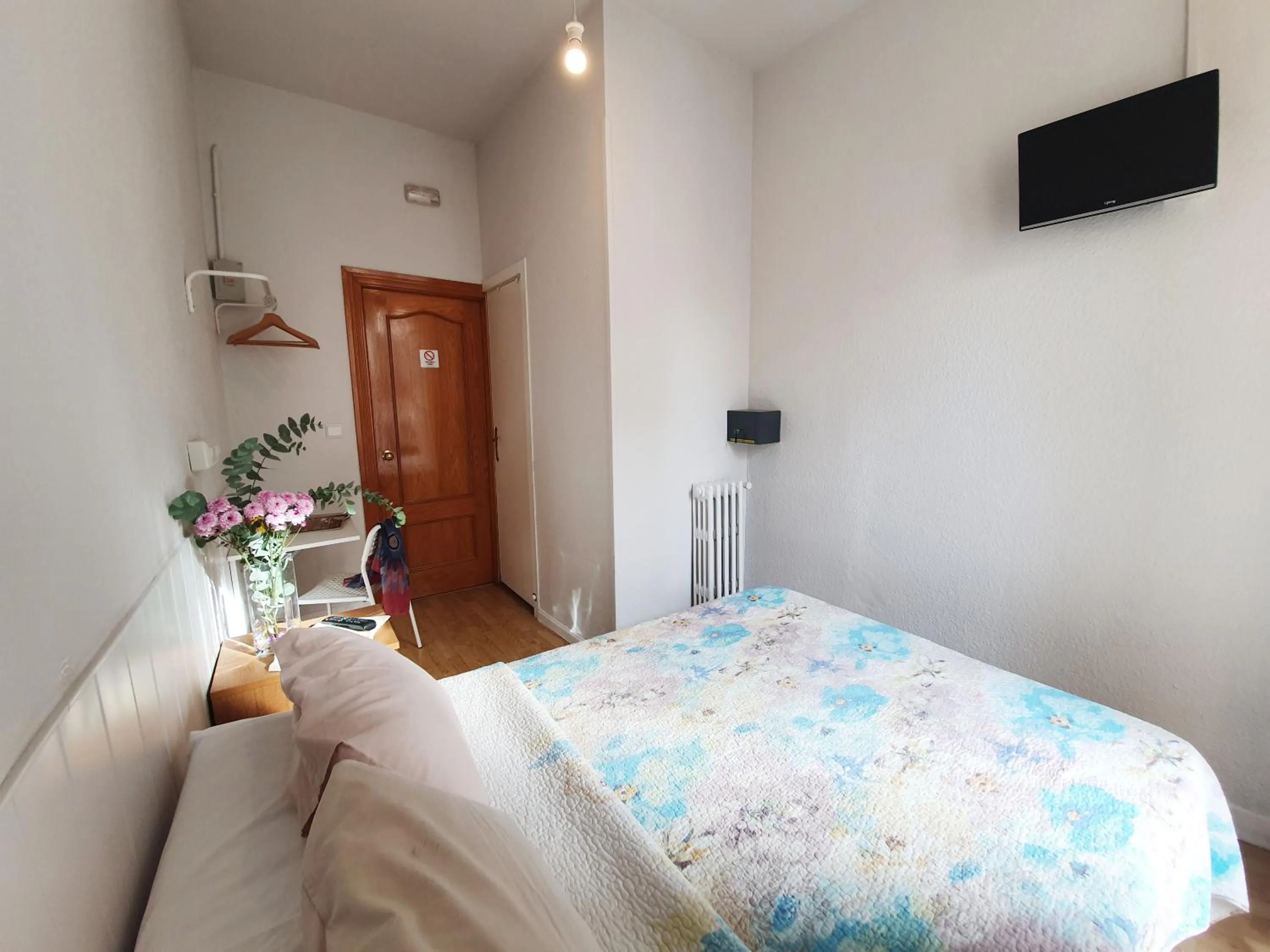 Photo of the whole room, Bed in Hostal Alicante