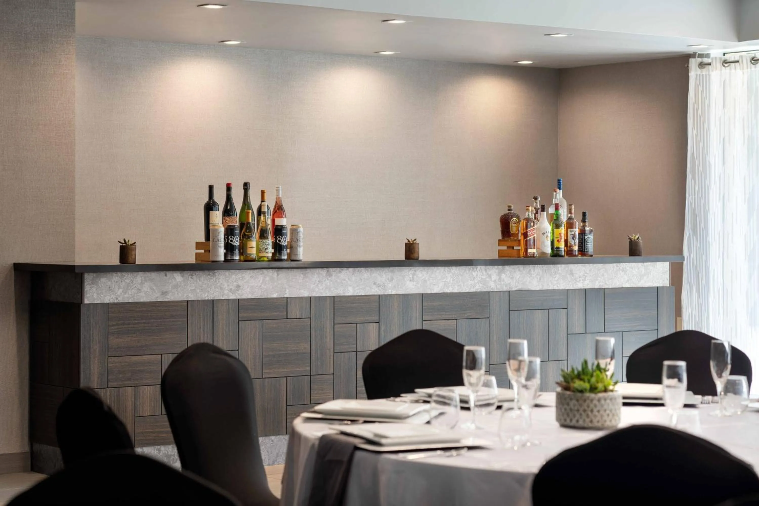 Lounge or bar in Visalia Marriott at the Convention Center