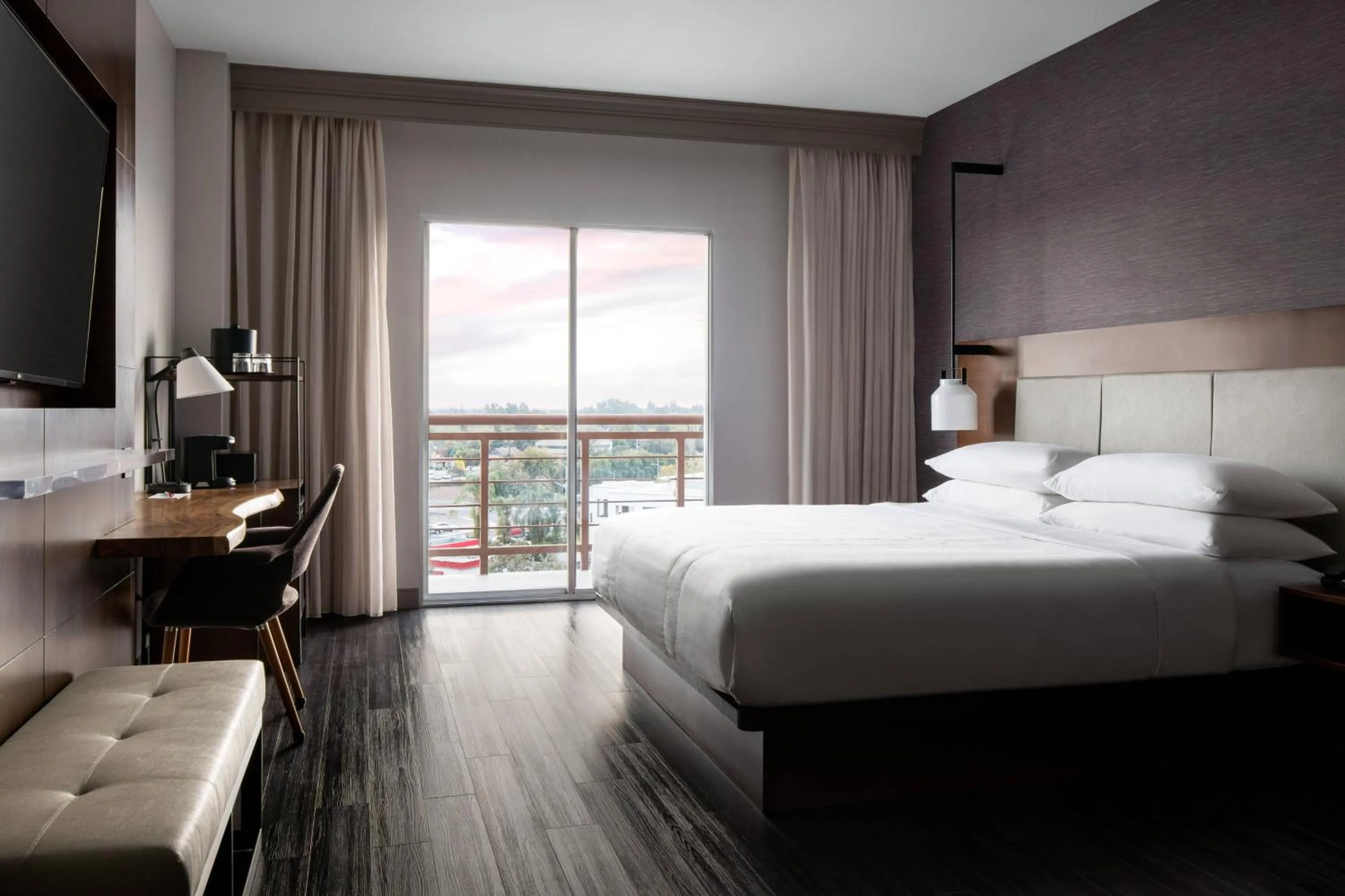 Photo of the whole room, Bed in Visalia Marriott at the Convention Center