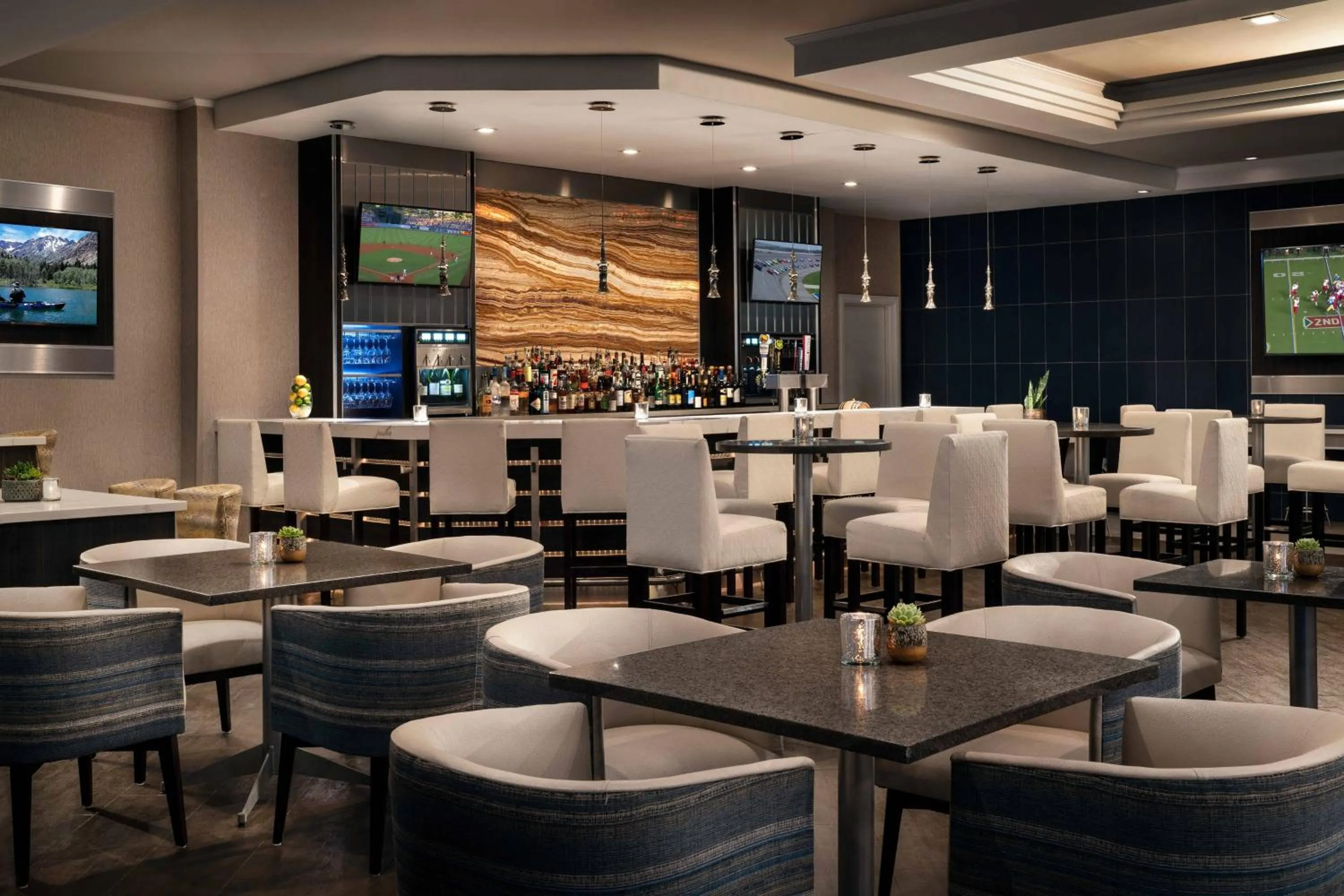 Lounge or bar in Visalia Marriott at the Convention Center