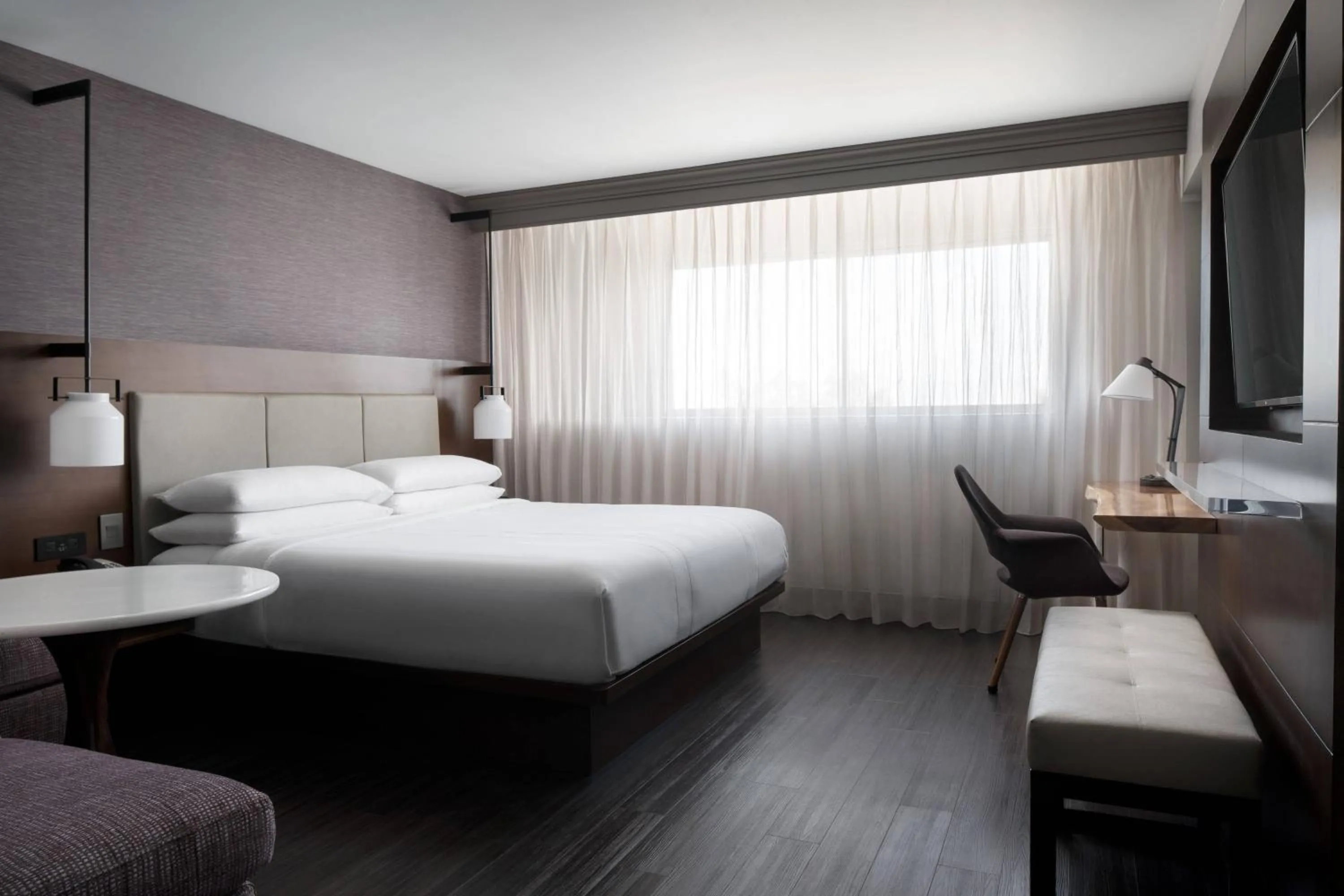 Photo of the whole room, Bed in Visalia Marriott at the Convention Center