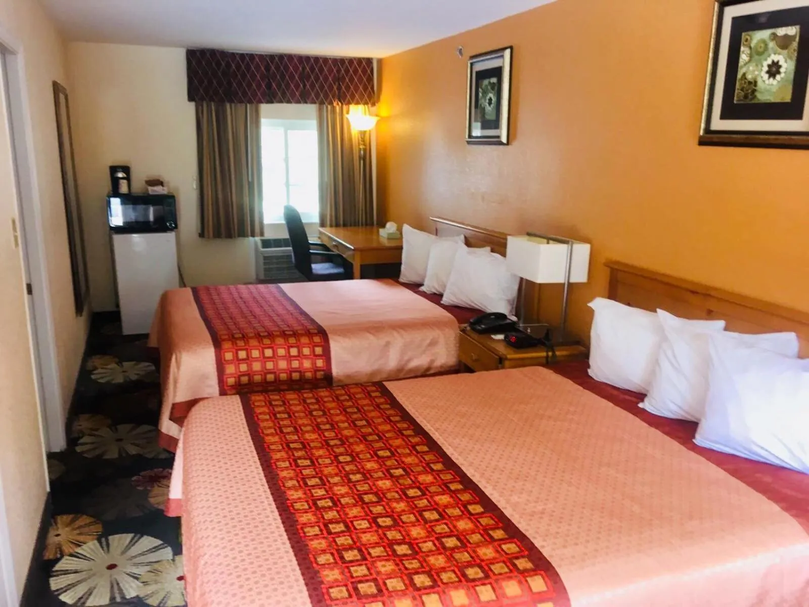 Bed in Anchorage Inn Rochester