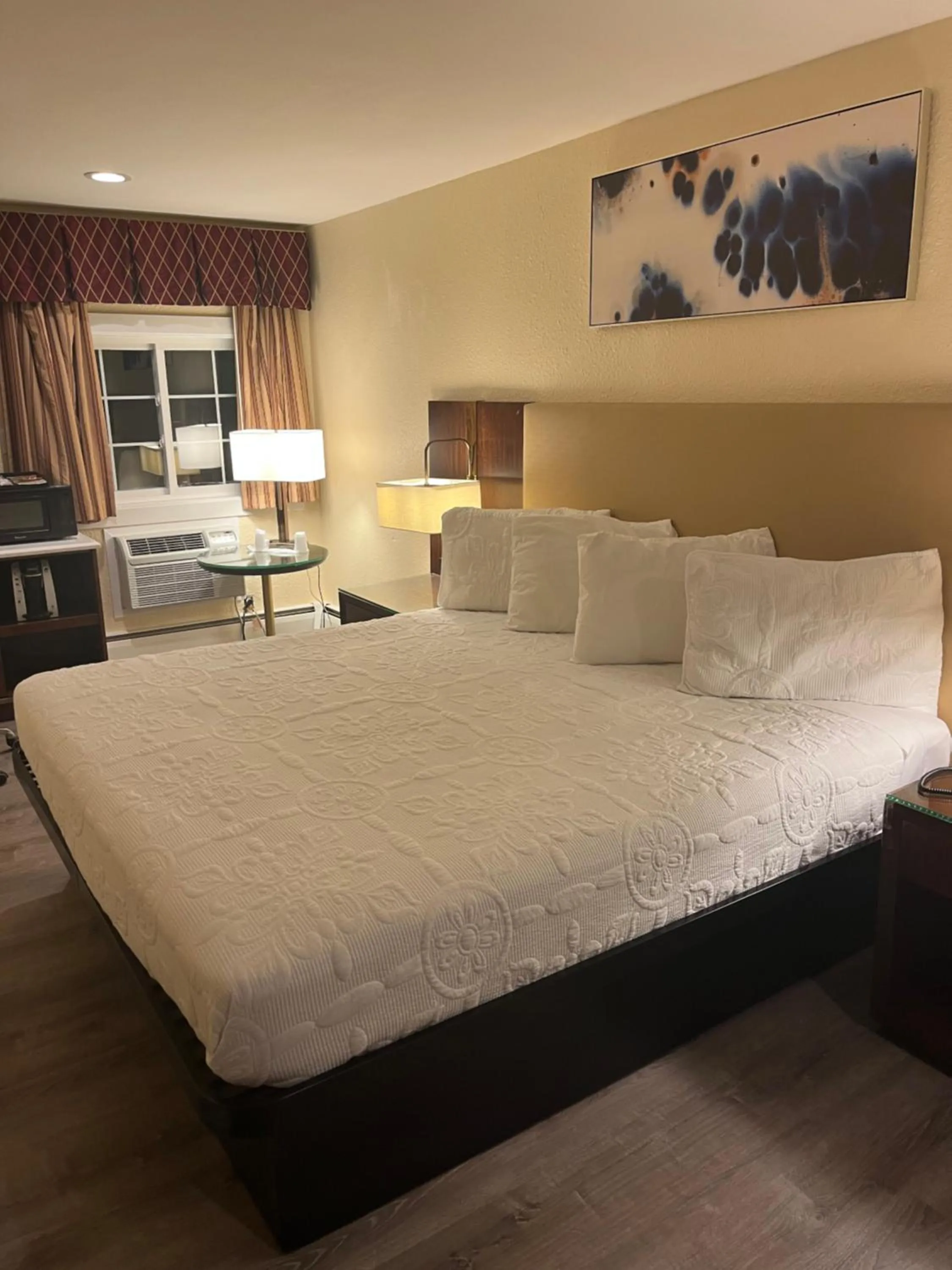 Bed in Anchorage Inn Rochester