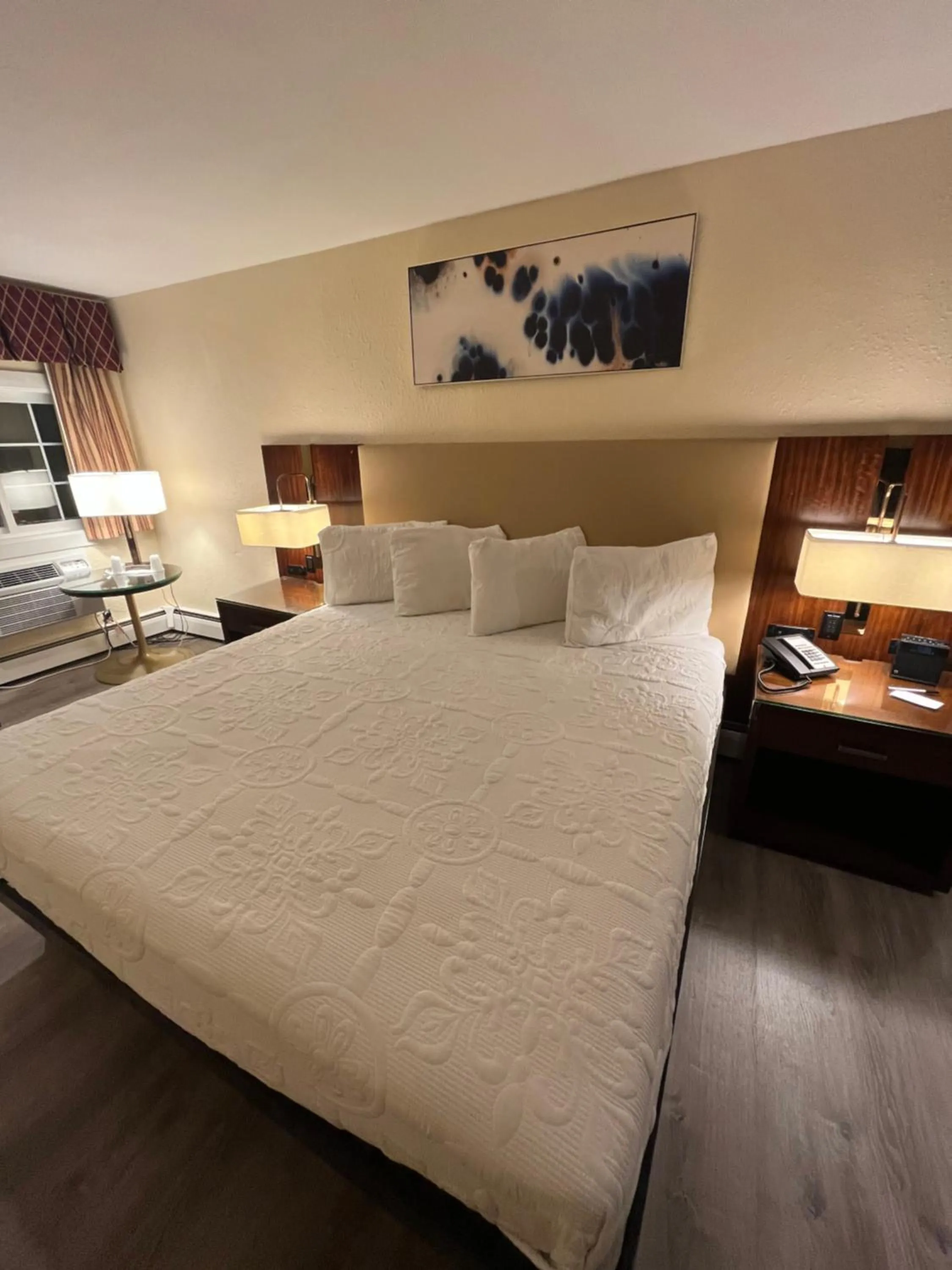 Bed in Anchorage Inn Rochester