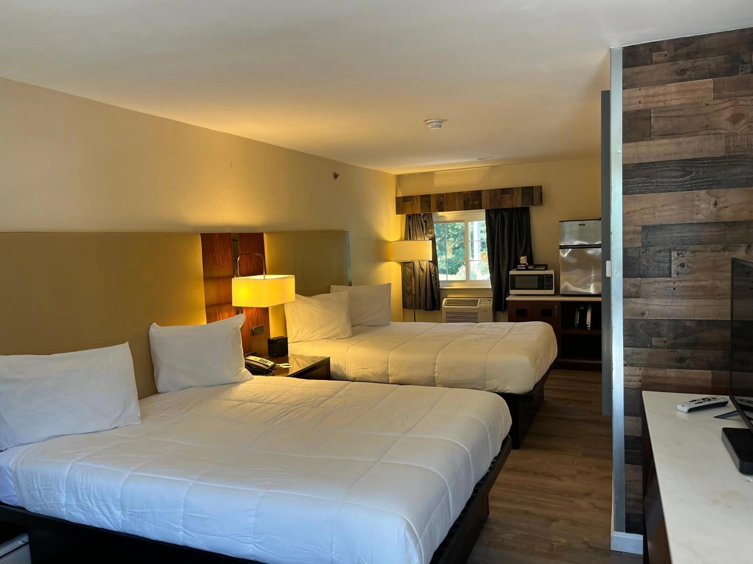 Bed in Anchorage Inn Rochester