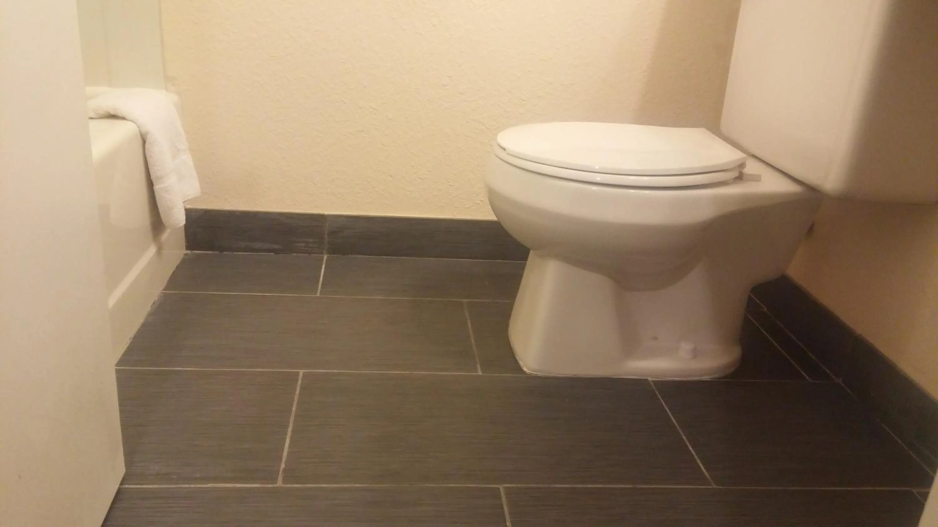 Bathroom in Anchorage Inn Rochester