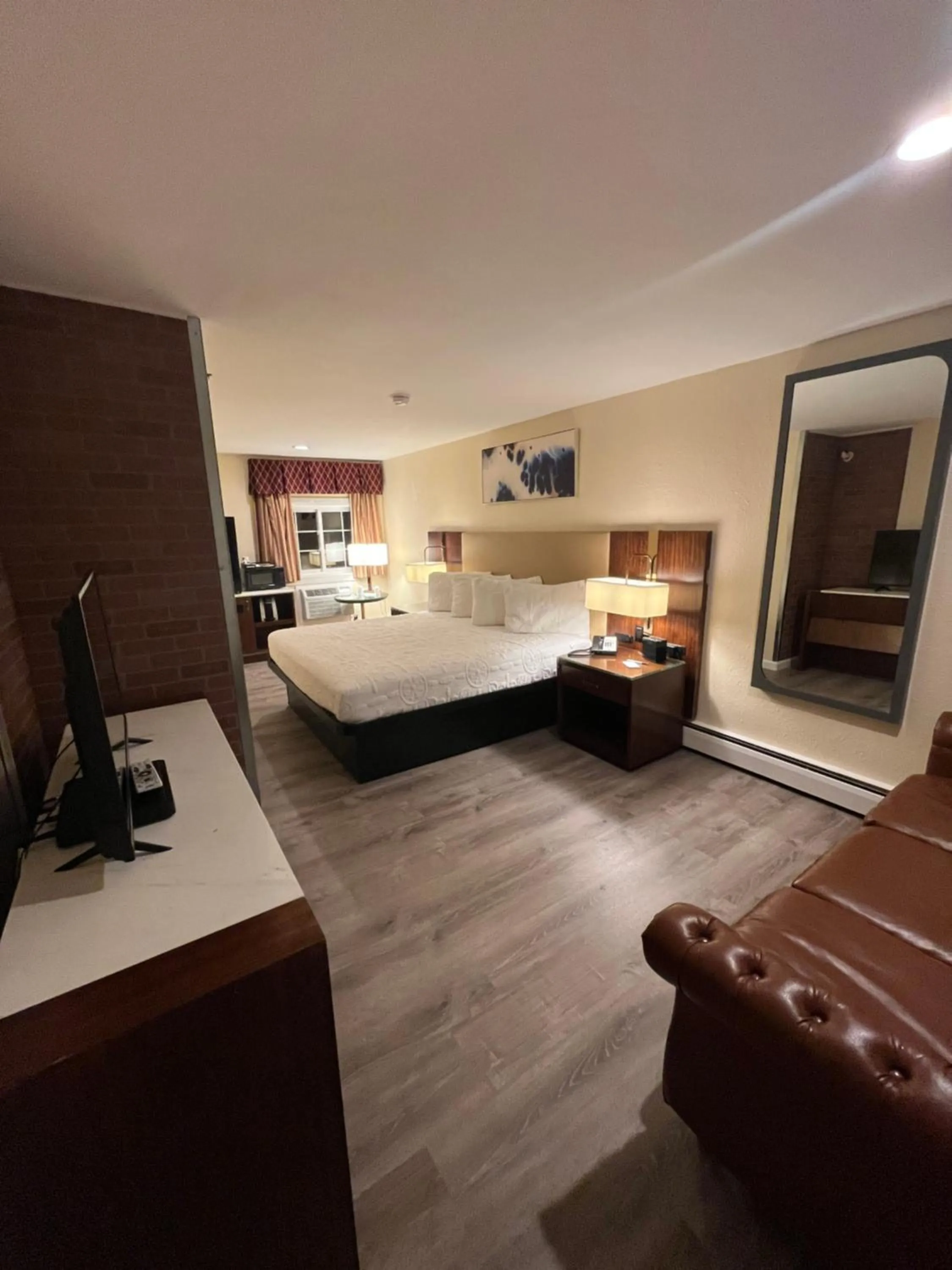 Bed in Anchorage Inn Rochester