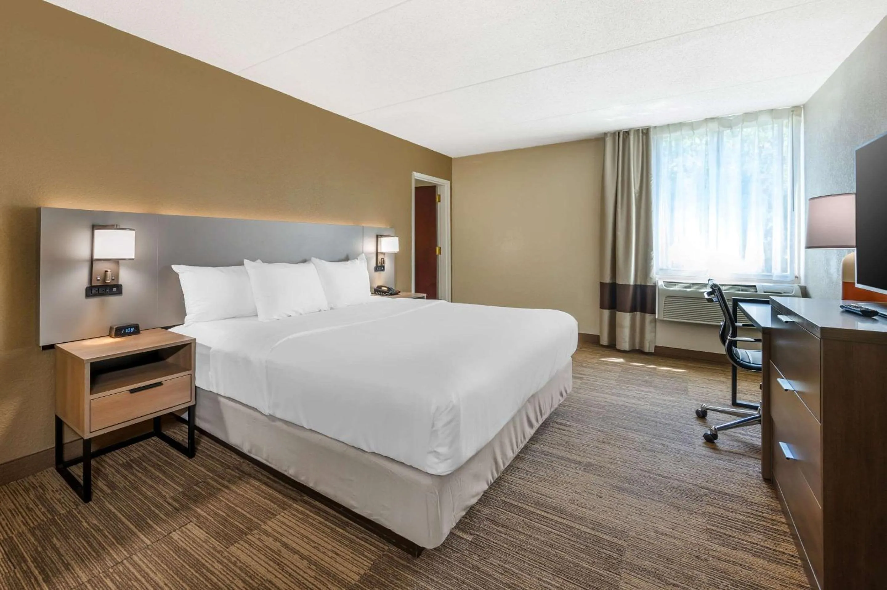 Bedroom, Bed in Comfort Inn & Suites East Hartford - Hartford