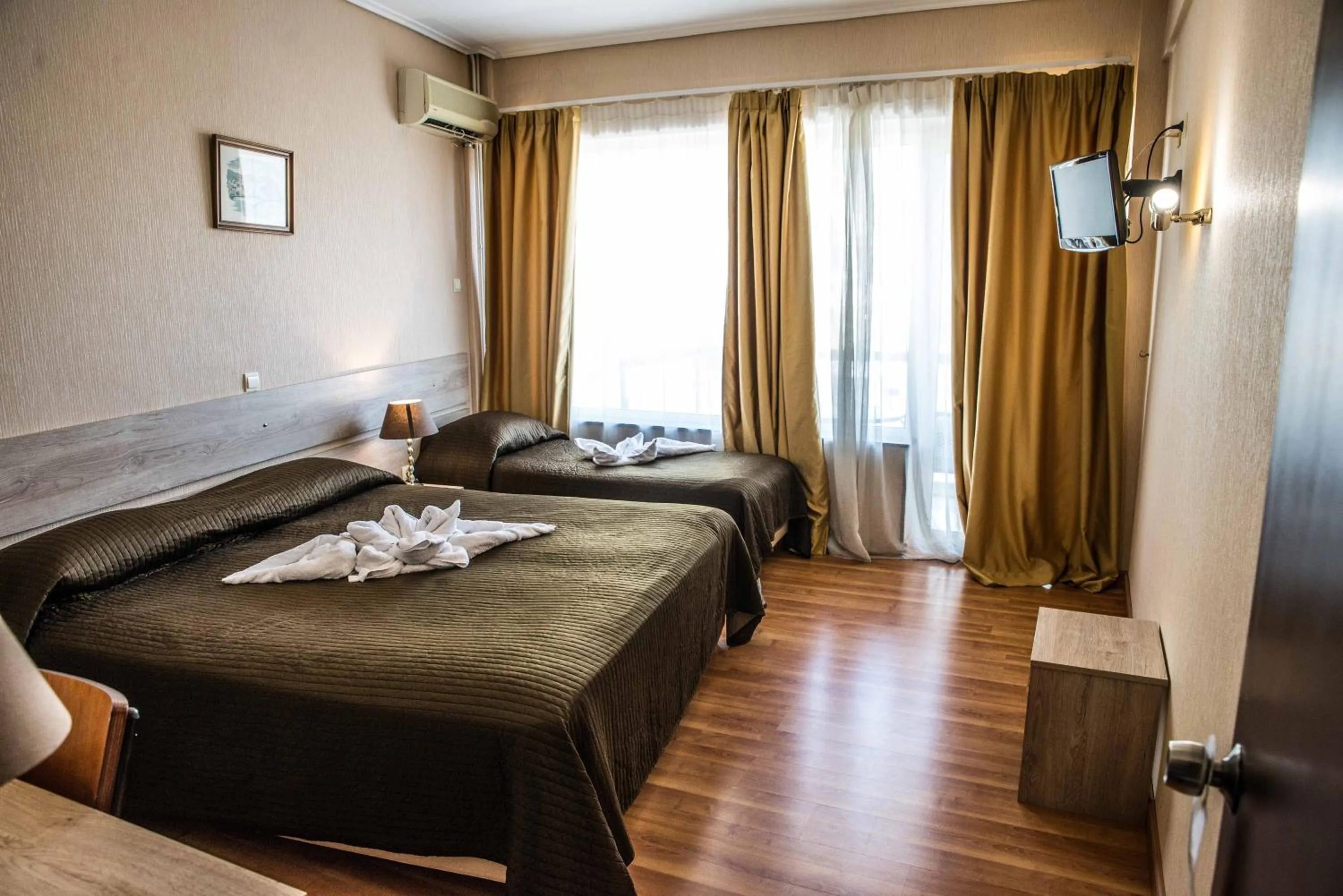 Photo of the whole room, Bed in John's Hotel