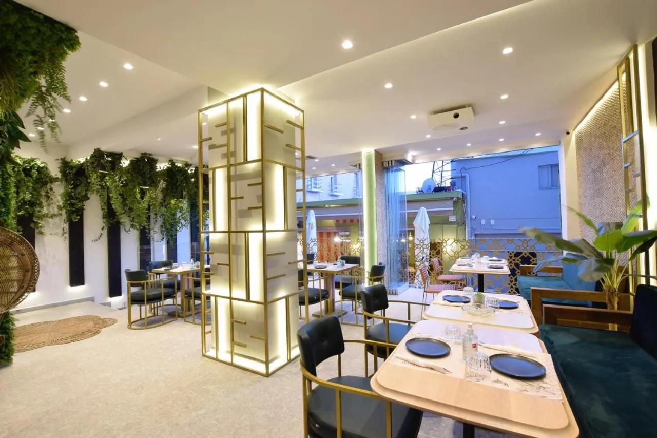 Restaurant/places to eat in John's Hotel