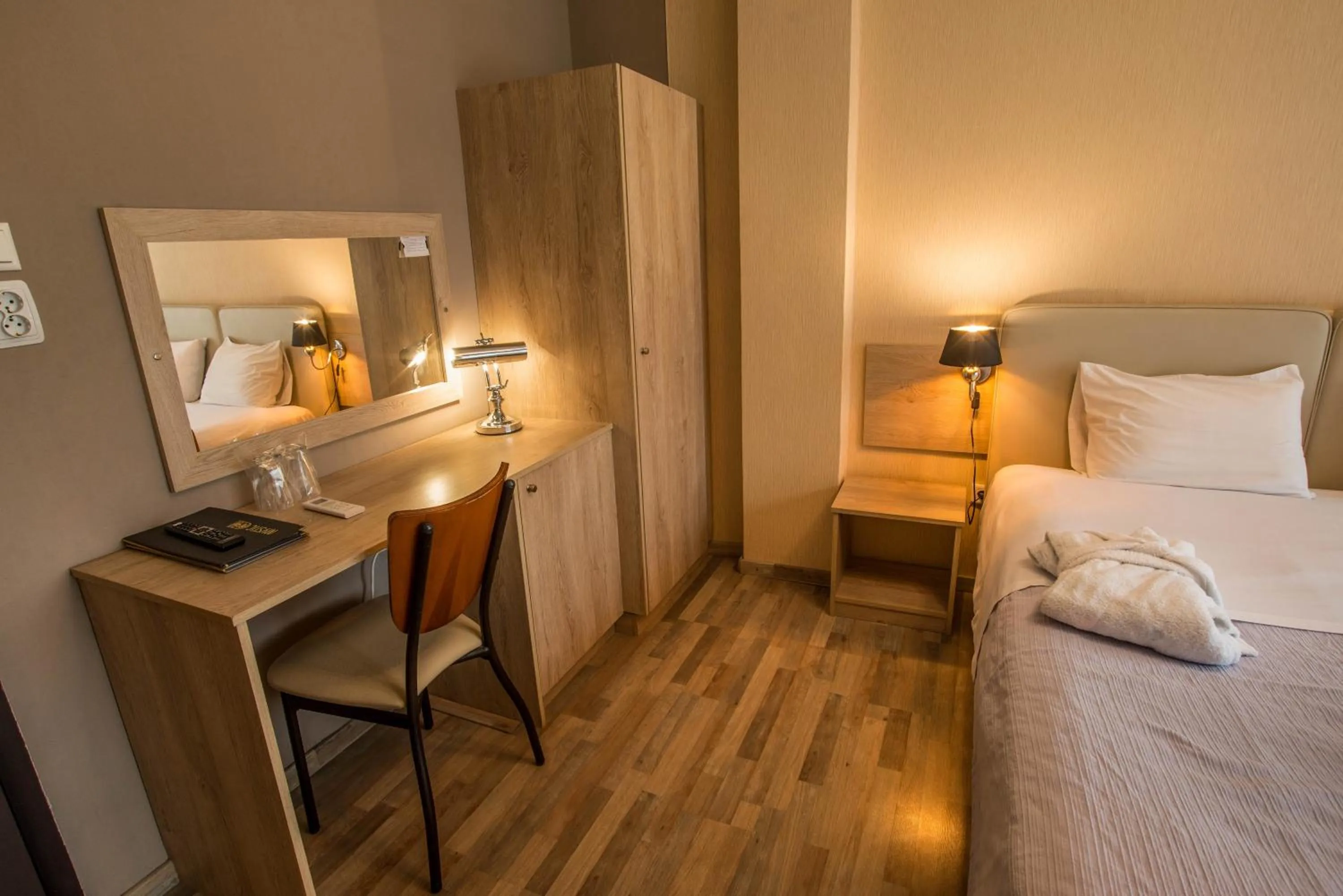 Photo of the whole room, Bed in John's Hotel