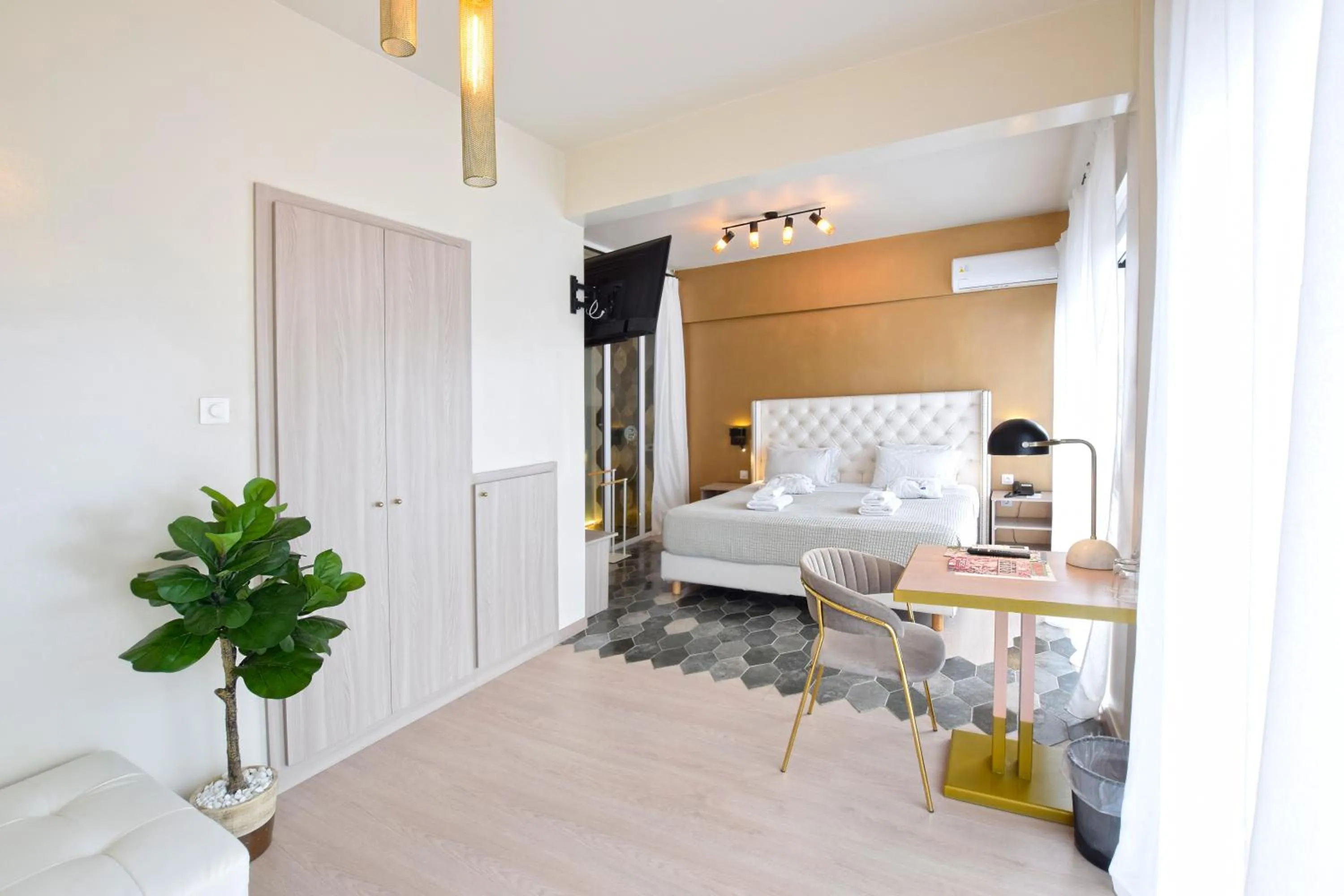 Photo of the whole room, Bed in John's Hotel