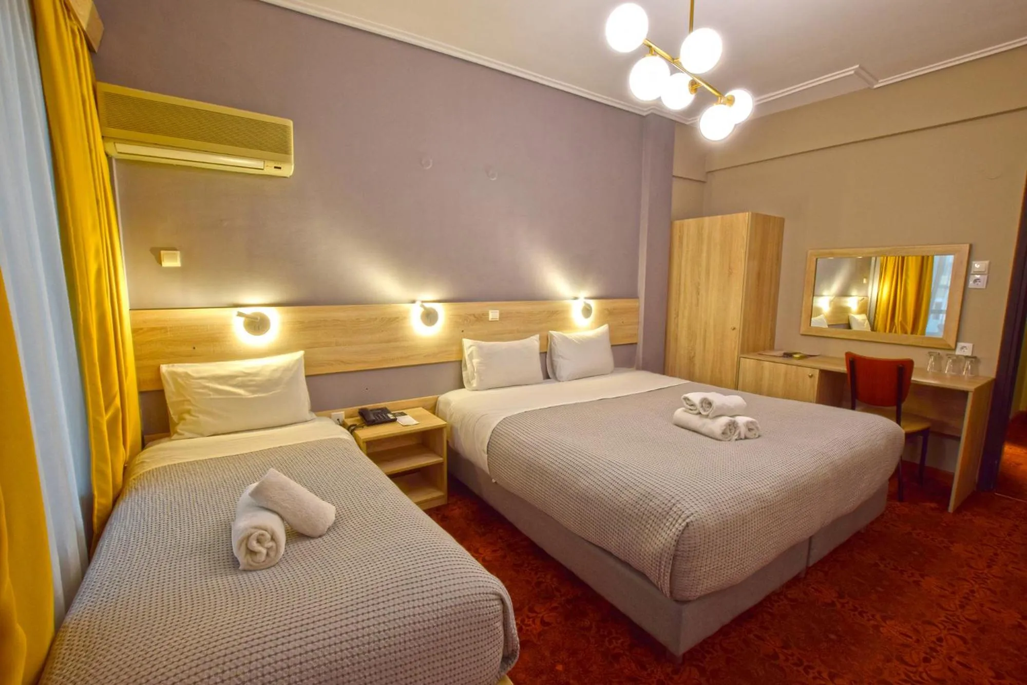 Bedroom, Bed in John's Hotel