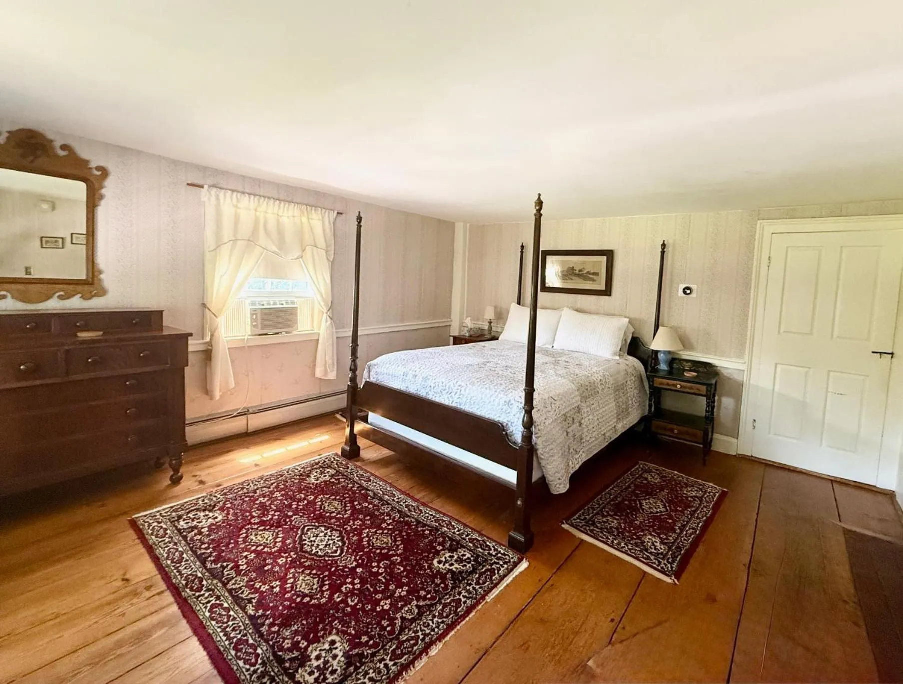 Photo of the whole room, Bed in Colonel Spencer Inn