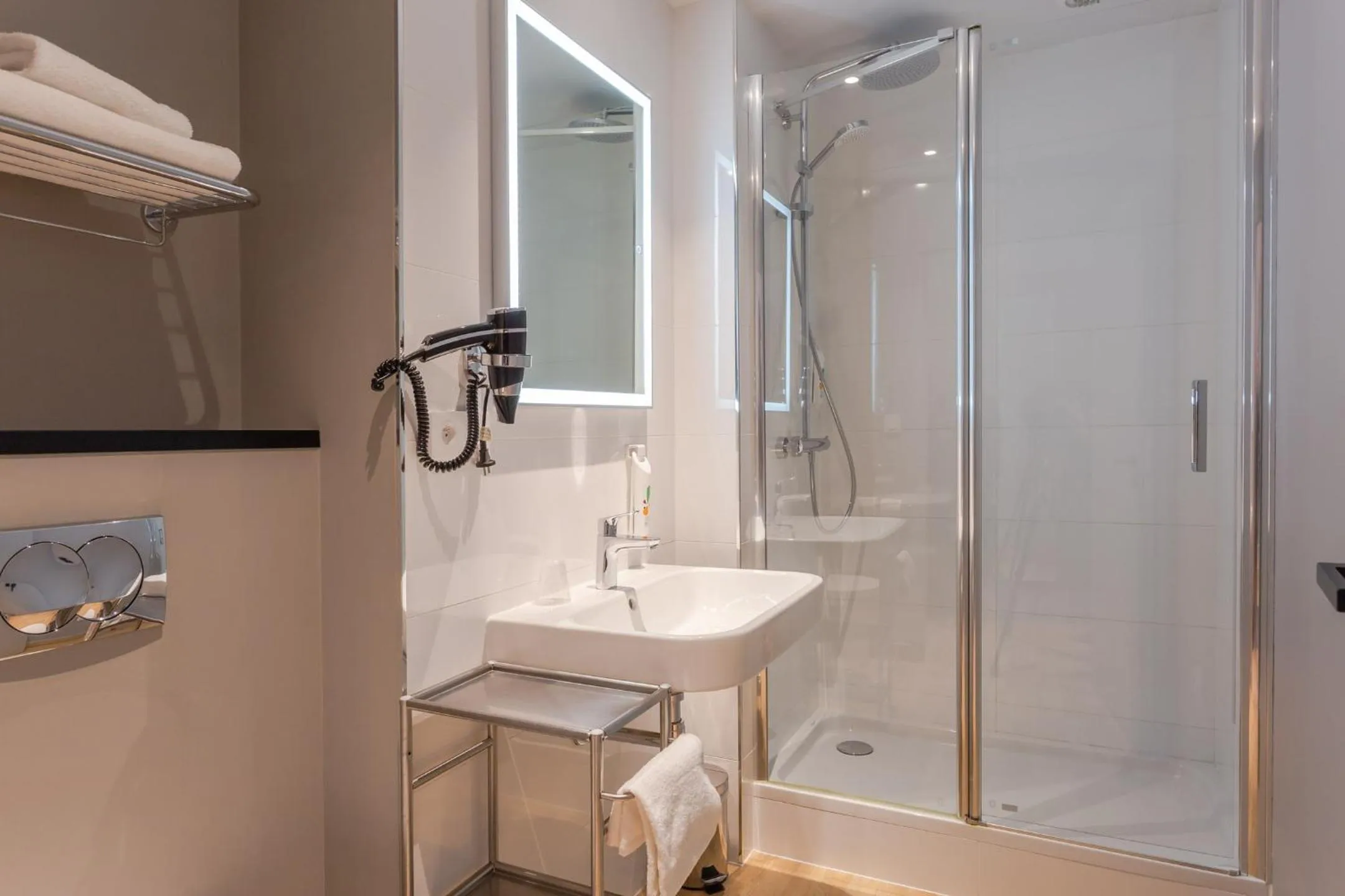 Bathroom in Ibis Styles Toulouse Capitole