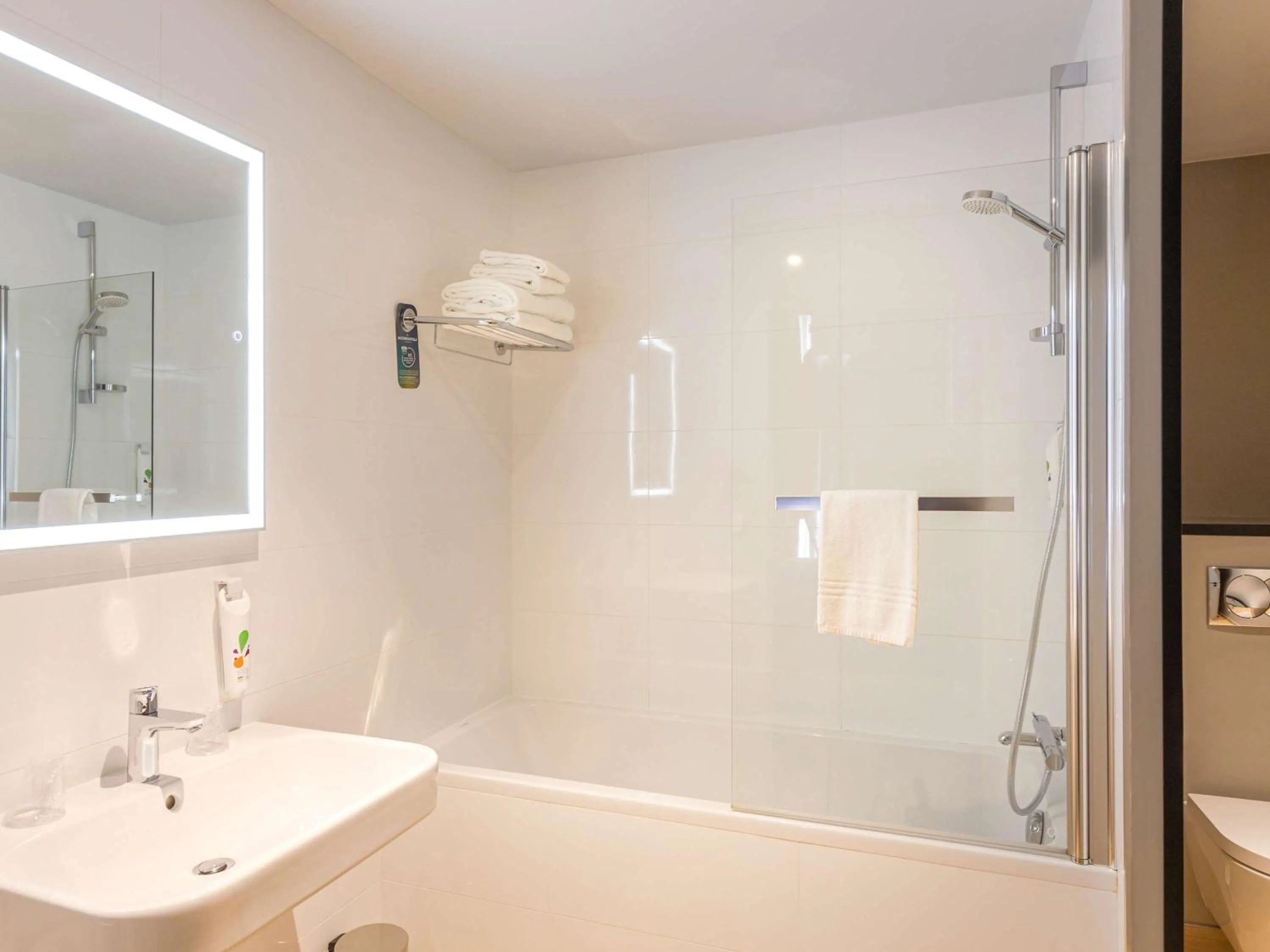 Photo of the whole room in Ibis Styles Toulouse Capitole