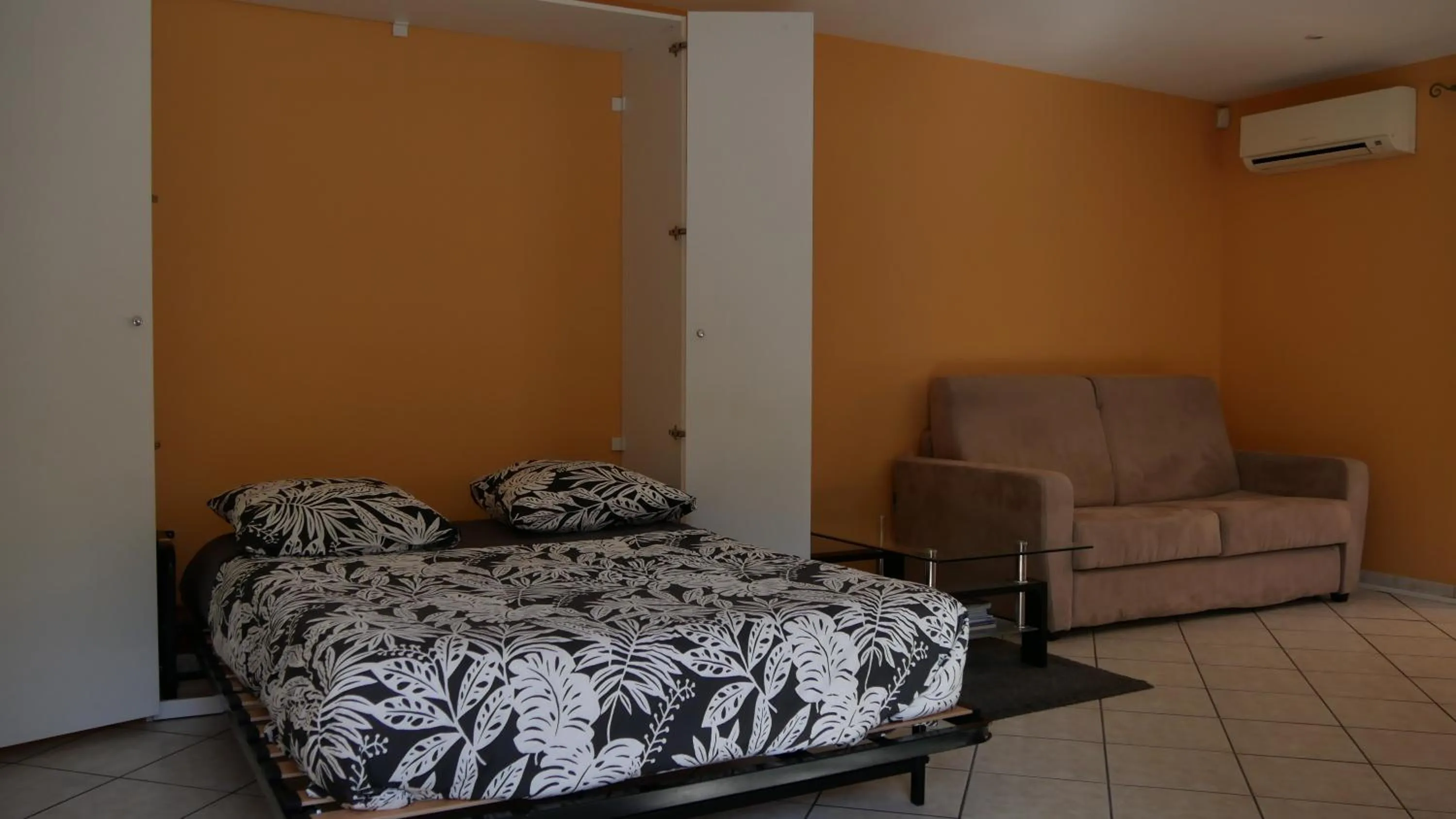 Photo of the whole room, Bed in Villa Seignemartin