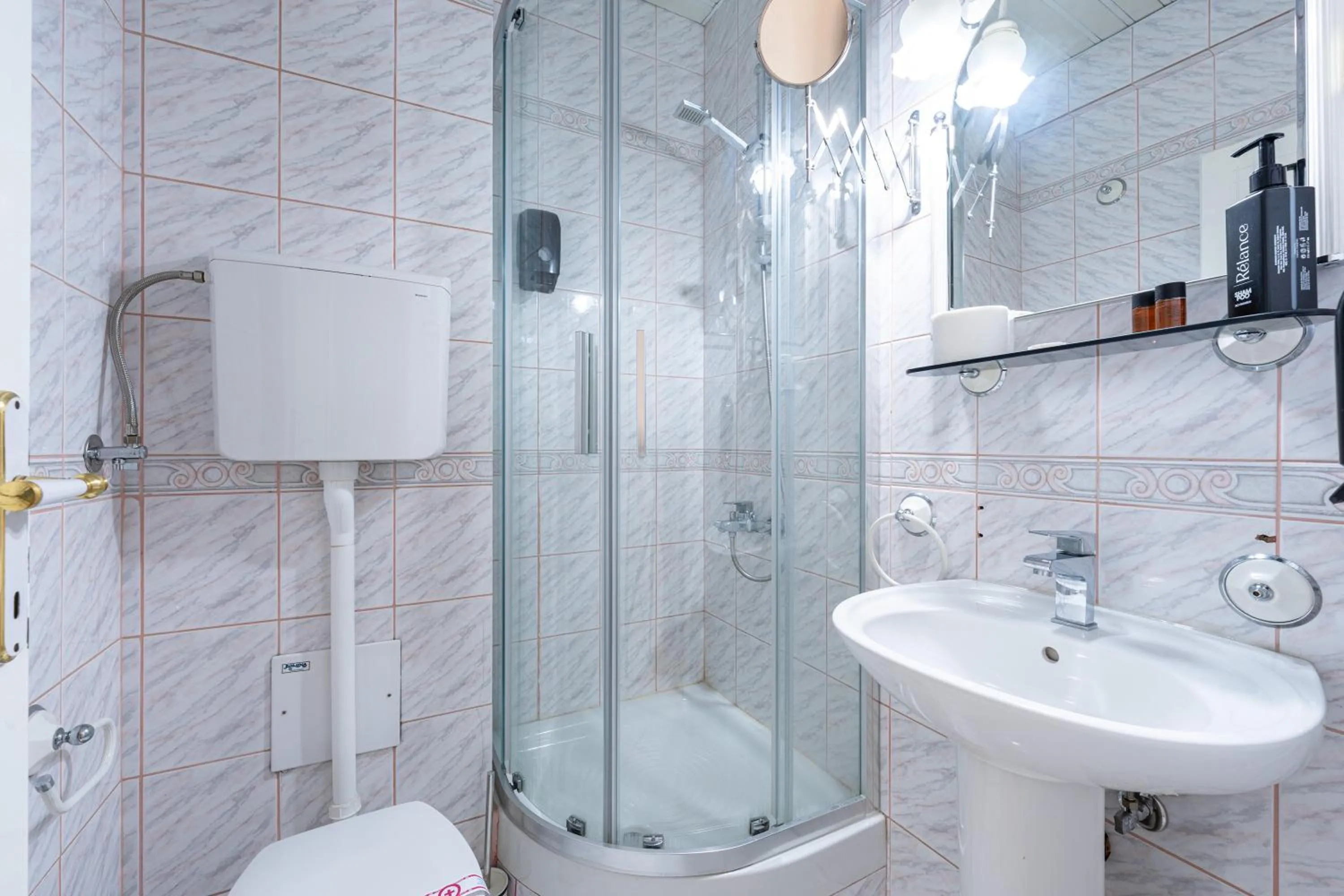 Shower in Hotel Bojatours