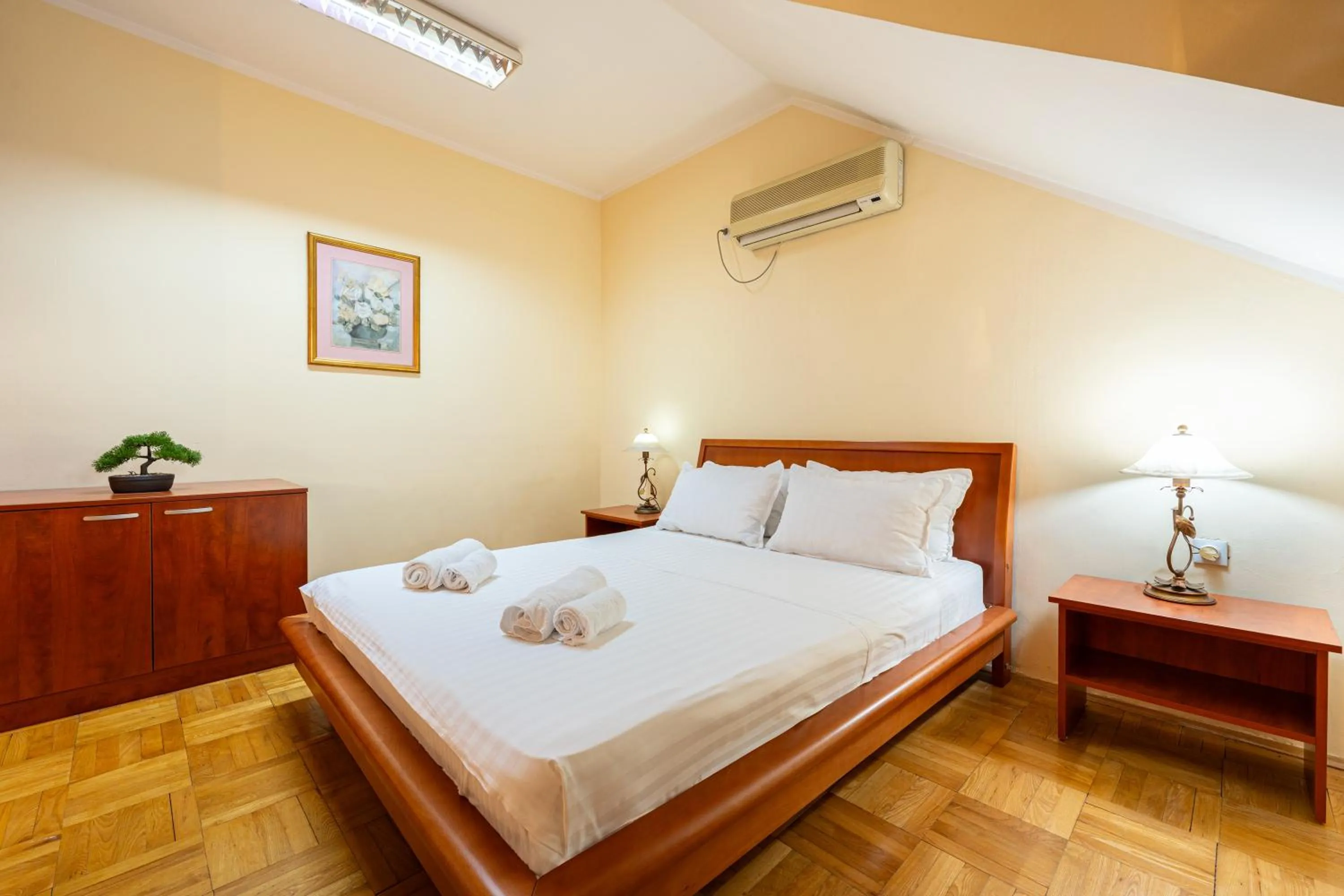 Bathroom, Bed in Hotel Bojatours
