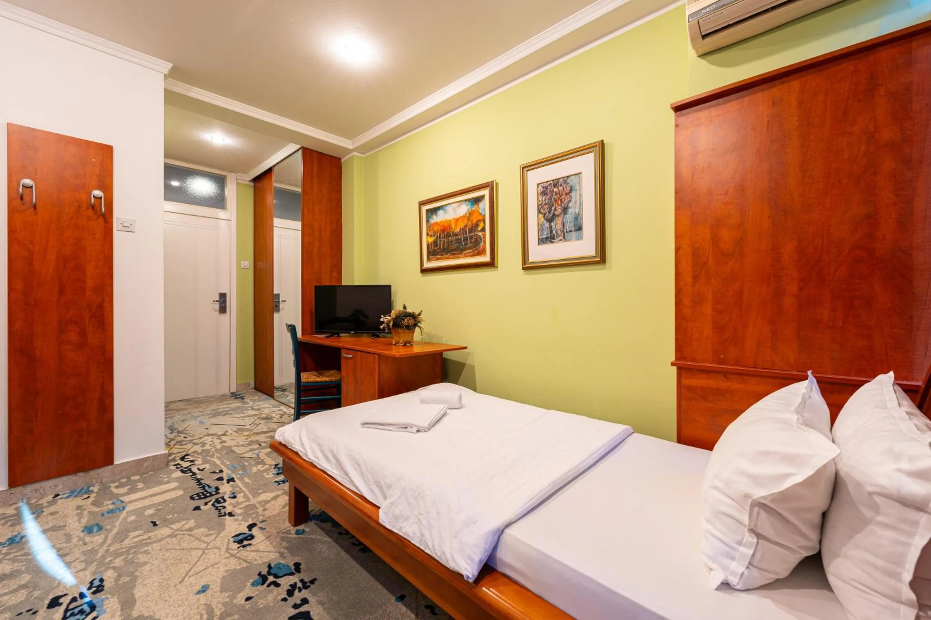 Bed in Hotel Bojatours