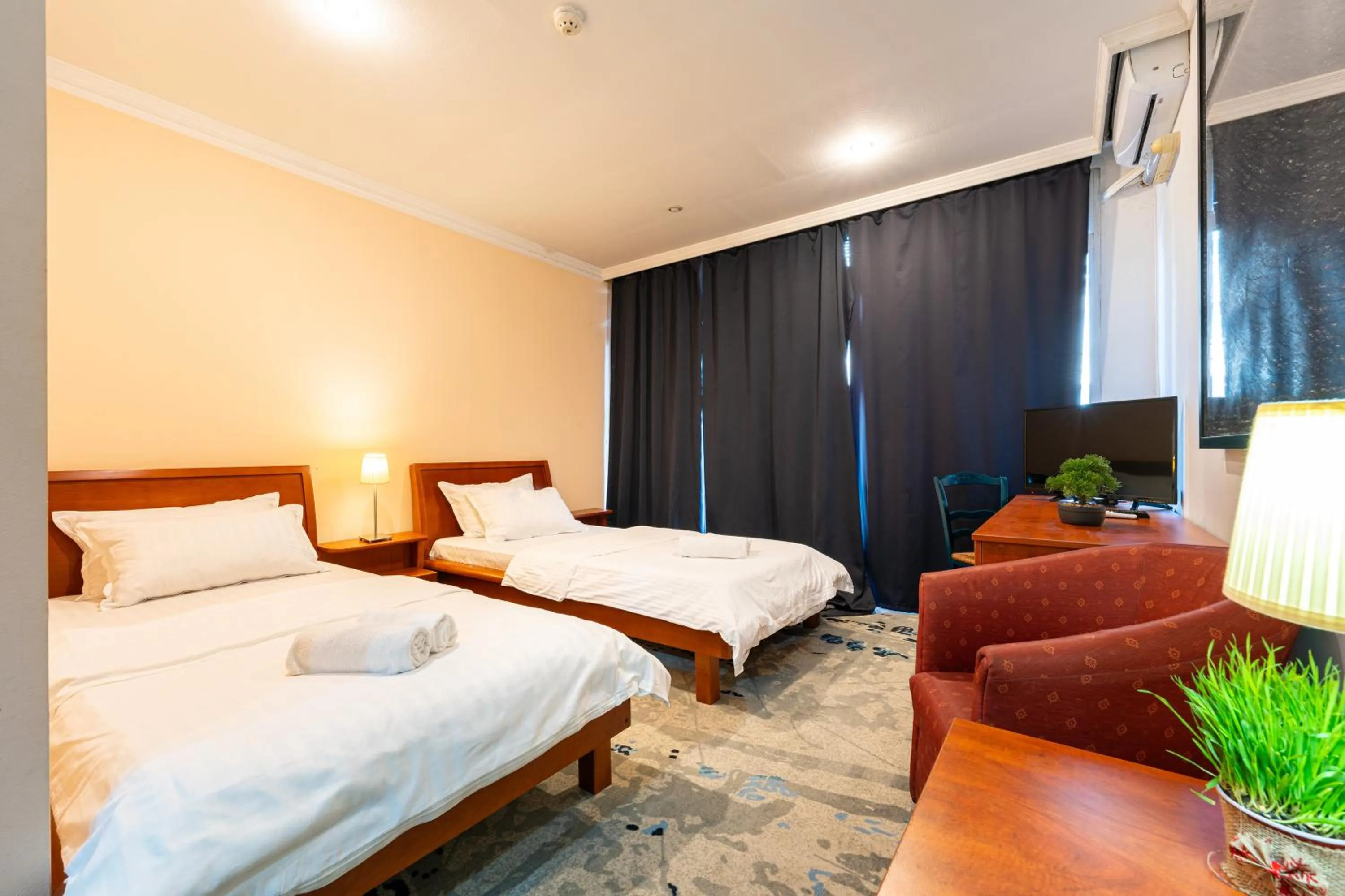 Shower, Bed in Hotel Bojatours